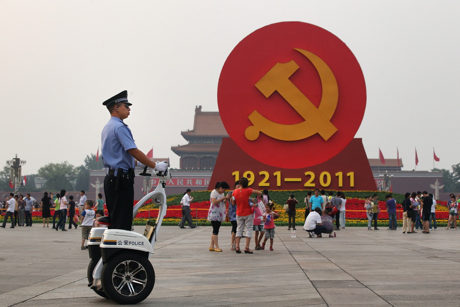 很多人不禁質疑一篇充滿文革遺風的大字報式文章,究竟為何會得到眾多央媒加持?(資料圖片/Getty Images) 很多人不禁質疑一篇充滿文革遺風的大字報式文章,究竟為何會得到眾多央媒加持?(資料圖片/Getty Images)