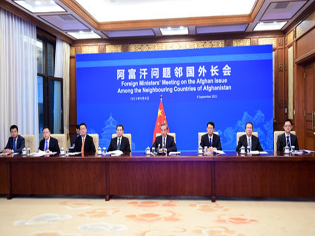 9月8日，王毅（左五）等中方代表参加阿富汗问题外长会。 （中国外交部）