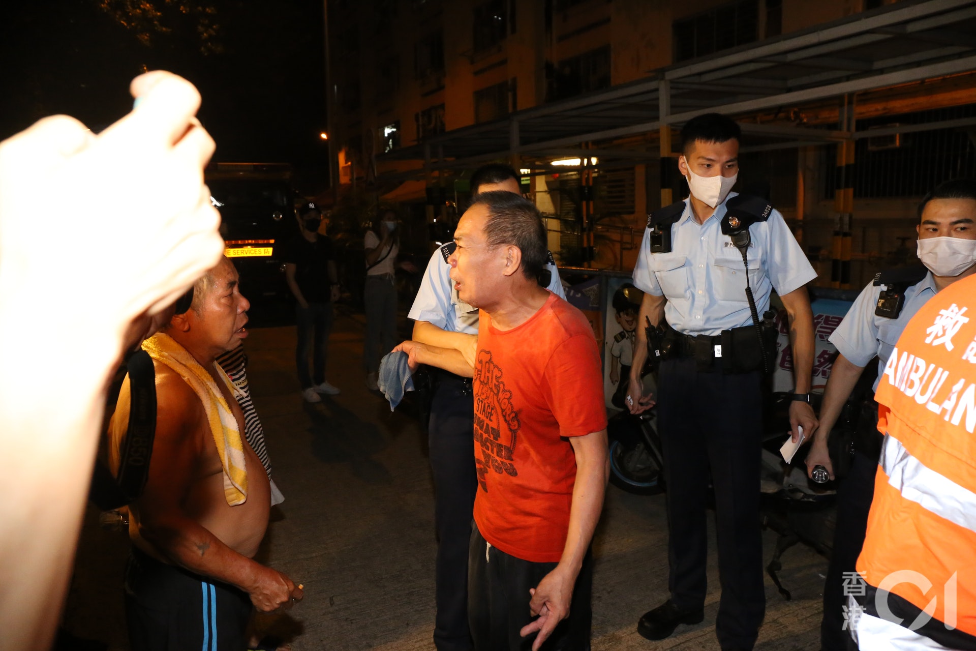 李父向街場哭訴兒子墮樓身亡。(張家豪攝)