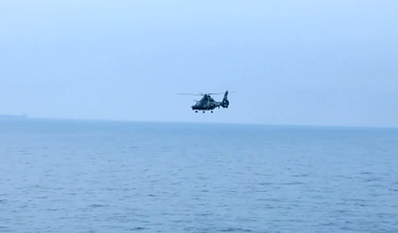 閩南海域陸航部隊實彈射擊演練(微博@解放軍報) 閩南海域陸航部隊實彈射擊演練(微博@解放軍報)