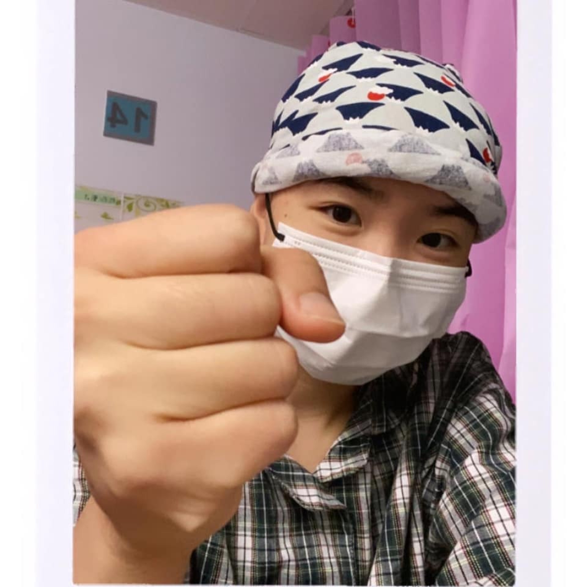 劉韵琳抗癌的經歷雖痛苦，但她仍上傳自己握拳的照片，似為自己打氣。（Facebook/Harriet Liu）