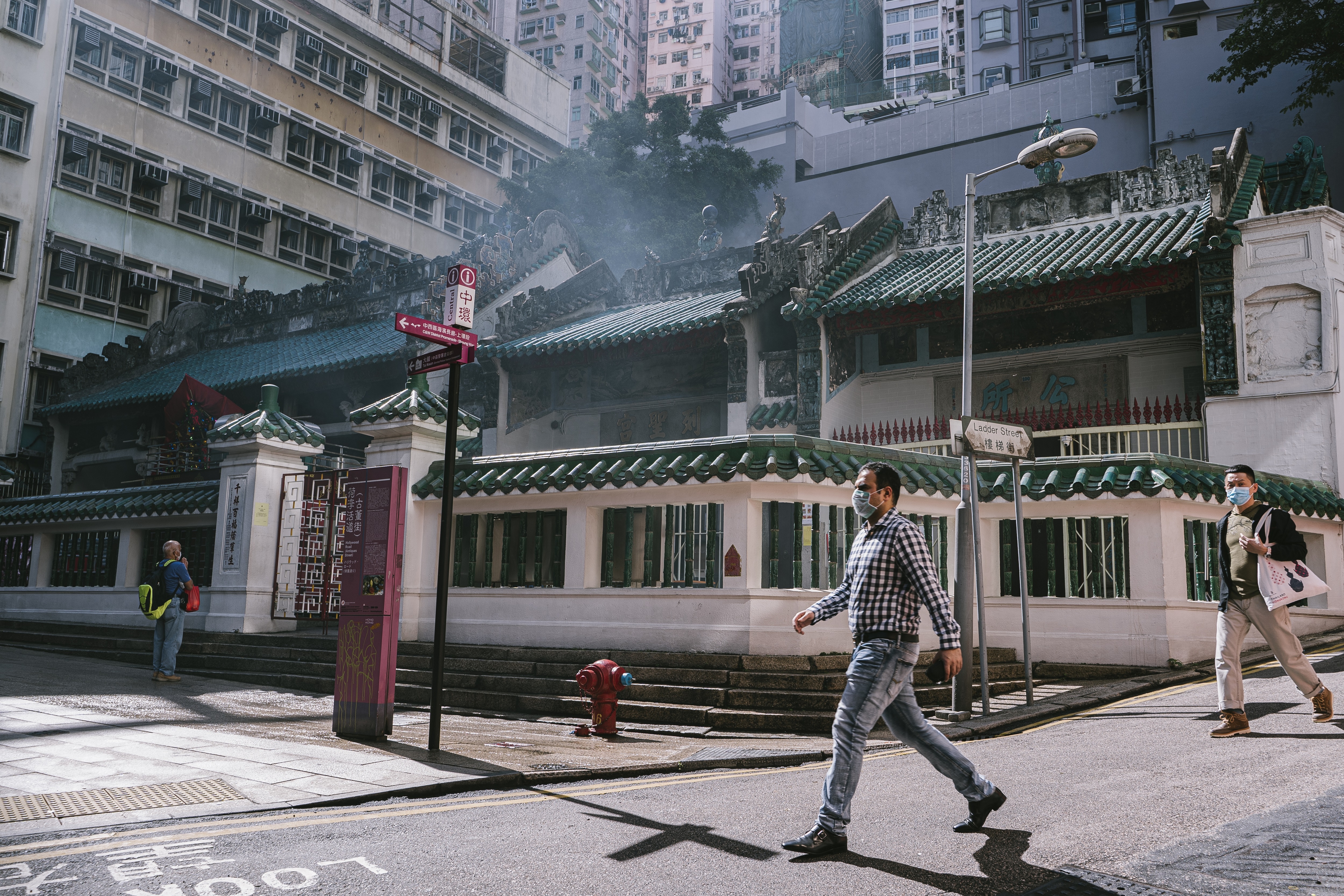 嶺南大學日前進行有關本港廟宇焚香的研究，發現大部份廟宇於繁忙時段，廟內及廟正門外的微細懸浮粒子濃度均超出本港及世界衛生組織的標準。（資料圖片）