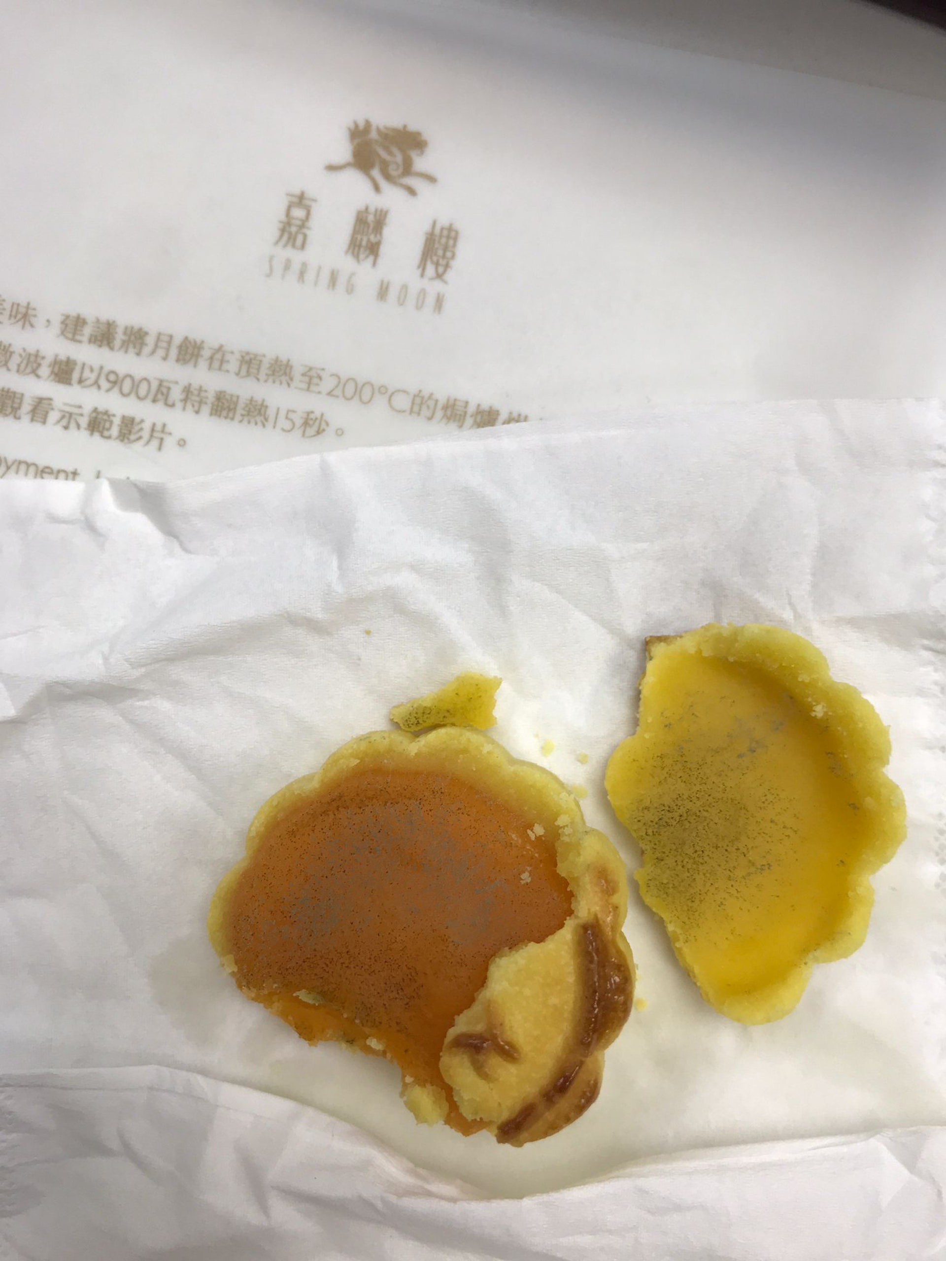 近日有多於1名網民在Facebook群組「香港突發事故報料區」及香港半島酒店官方Facebook專頁留言,指進食嘉麟樓迷你奶黃月餅時,發現當中有發霉及酸臭味。(半島酒店FB圖片) 近日有多於1名網民在Facebook群組「香港突發事故報料區」及香港半島酒店官方Facebook專頁留言,指進食嘉麟樓迷你奶黃月餅時,發現當中有發霉及酸臭味。(半島酒店FB圖片)