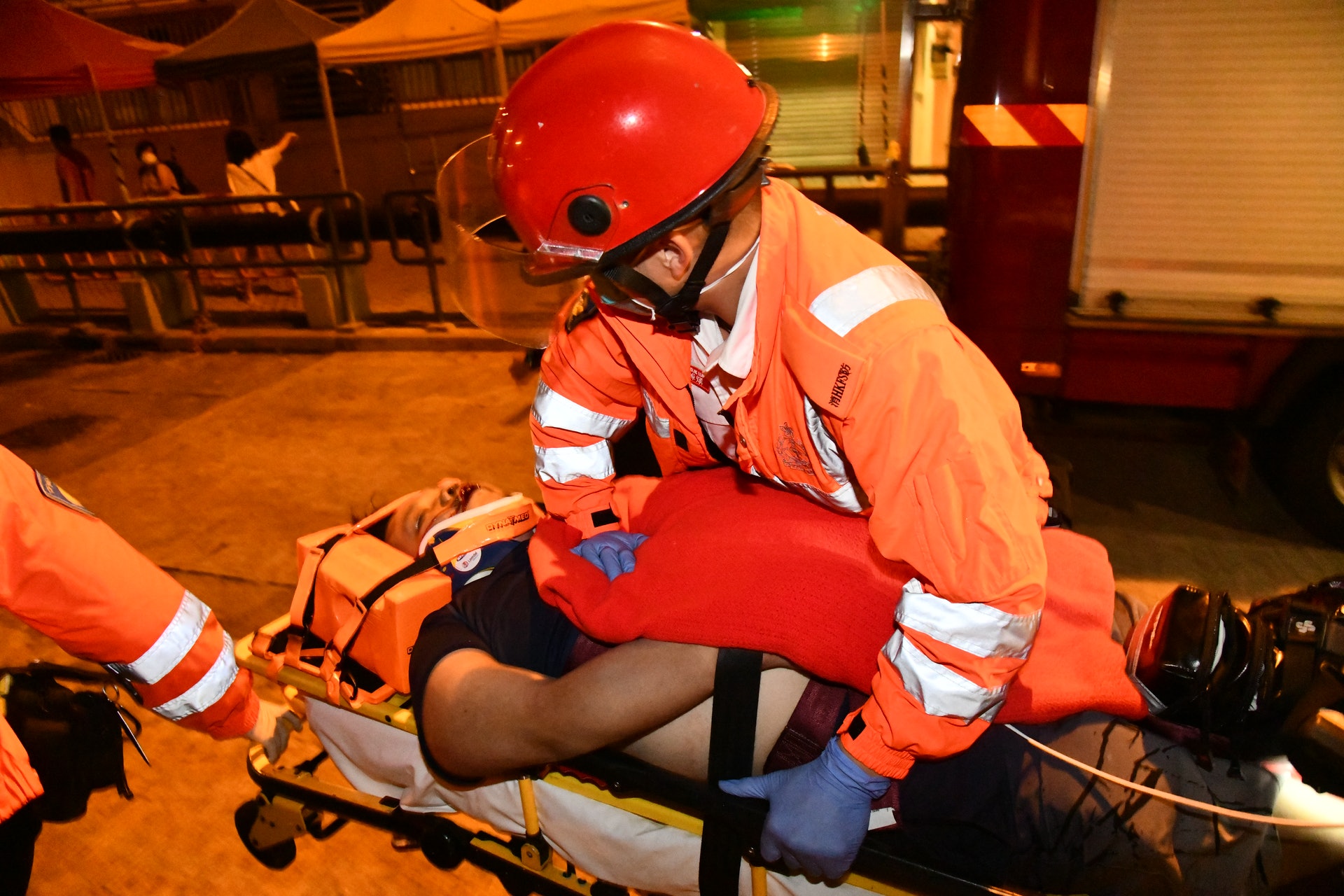 死者因多處骨折,搶救無效。