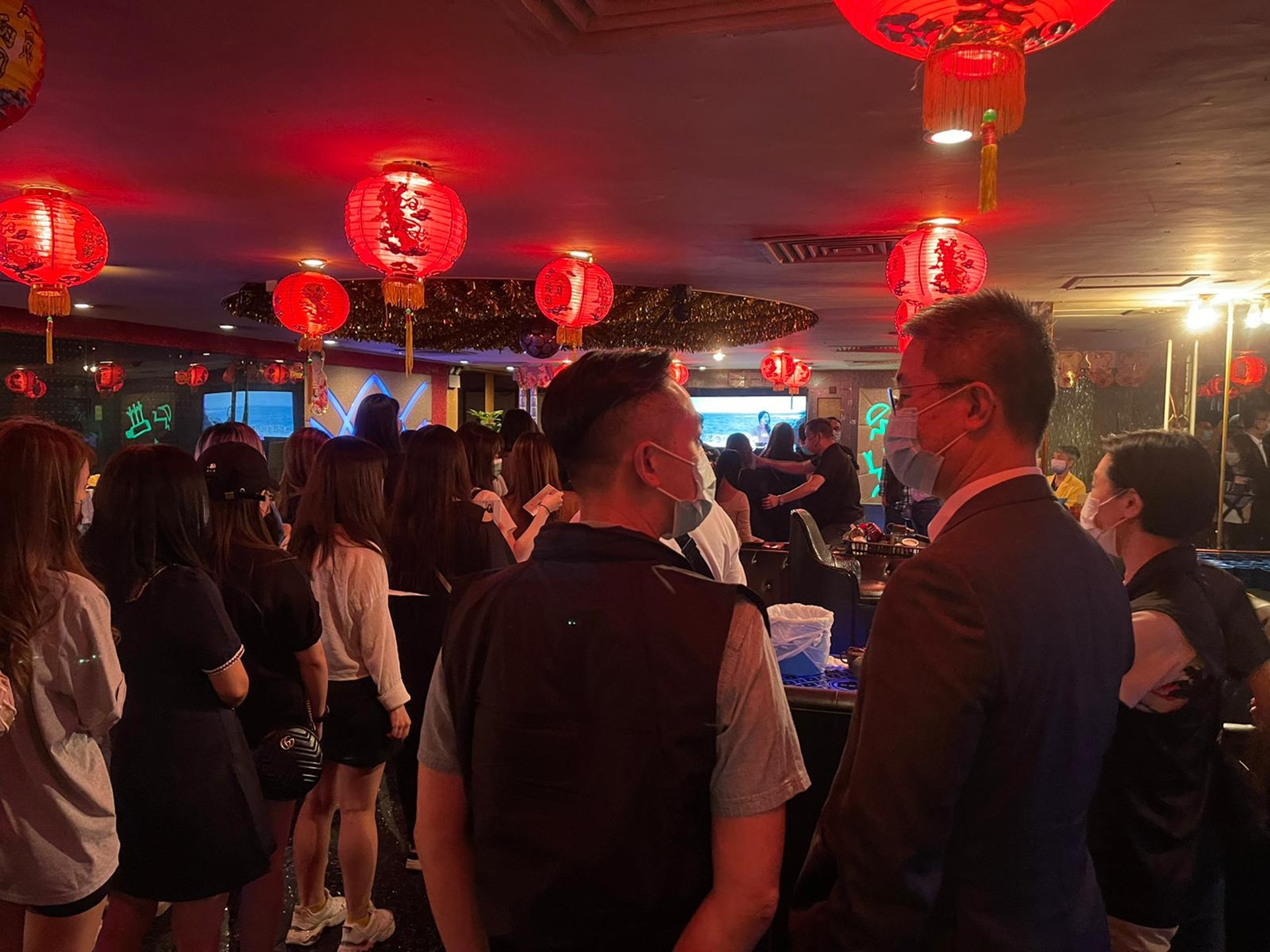 警务处处长萧泽颐现身尖沙咀一带督师,并前往警方搜查的夜店巡视。