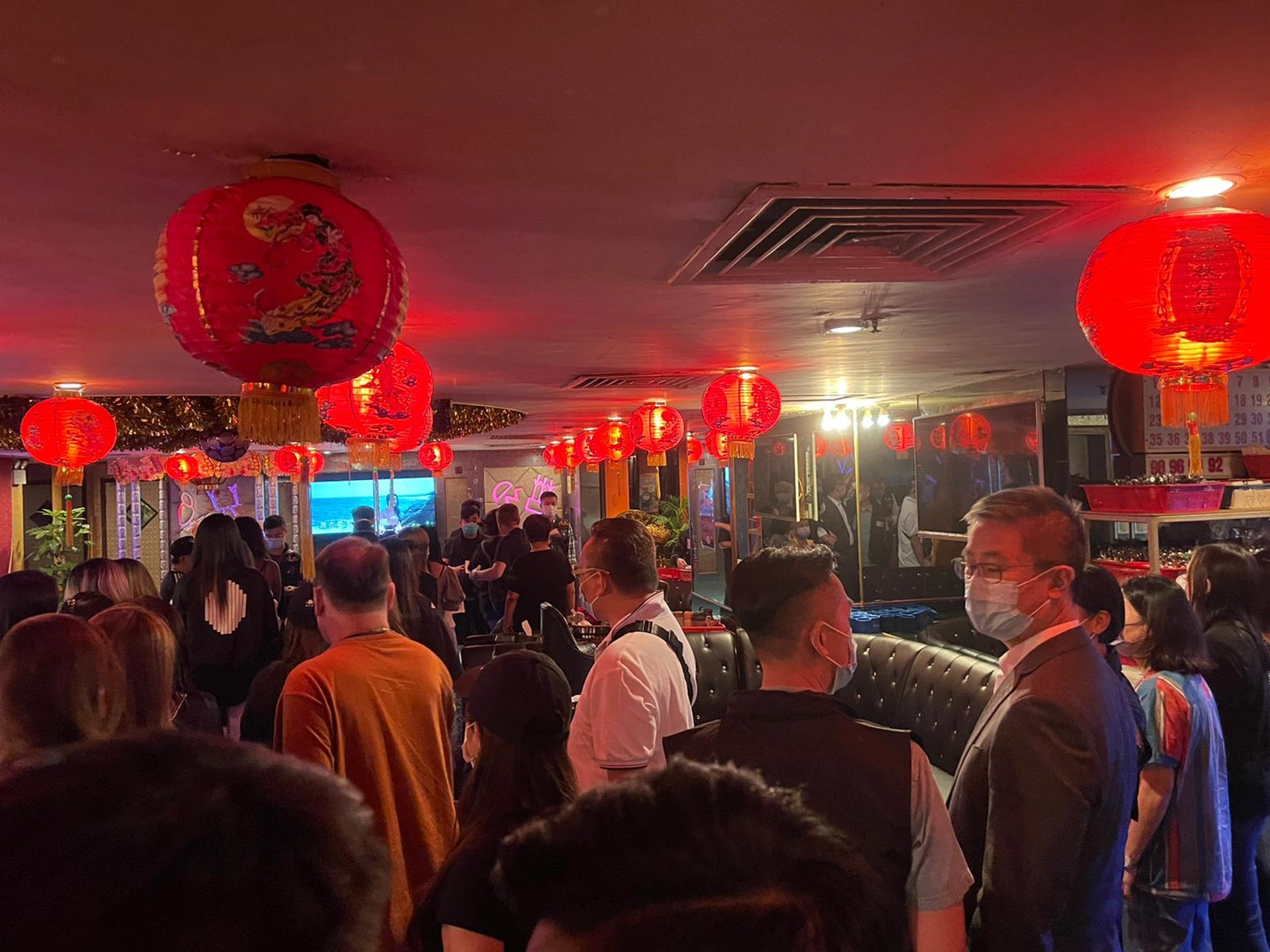 警务处处长萧泽颐现身尖沙咀一带督师,并前往警方搜查的夜店巡视。