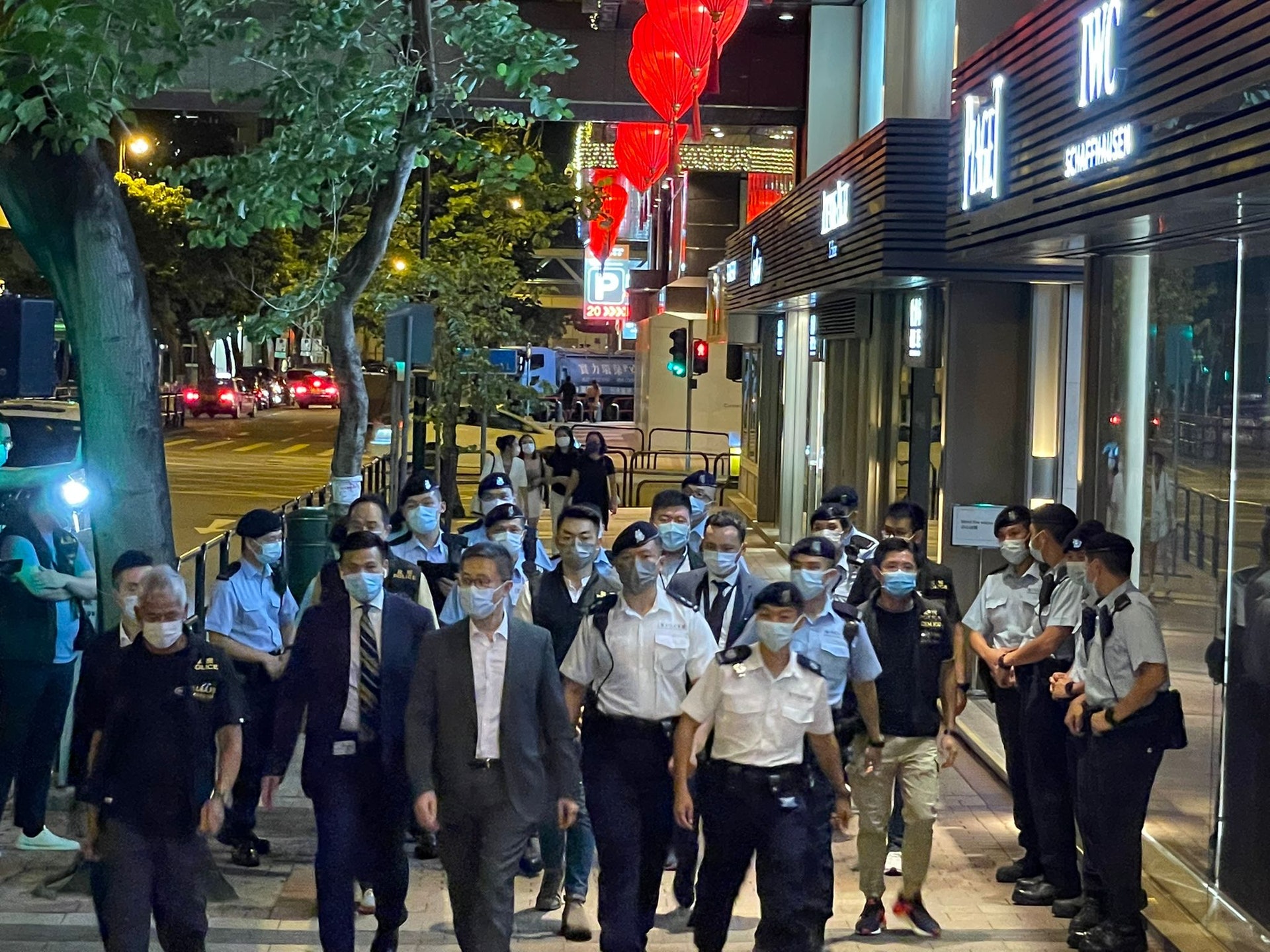 警务处处长萧泽颐现身尖沙咀一带督师。