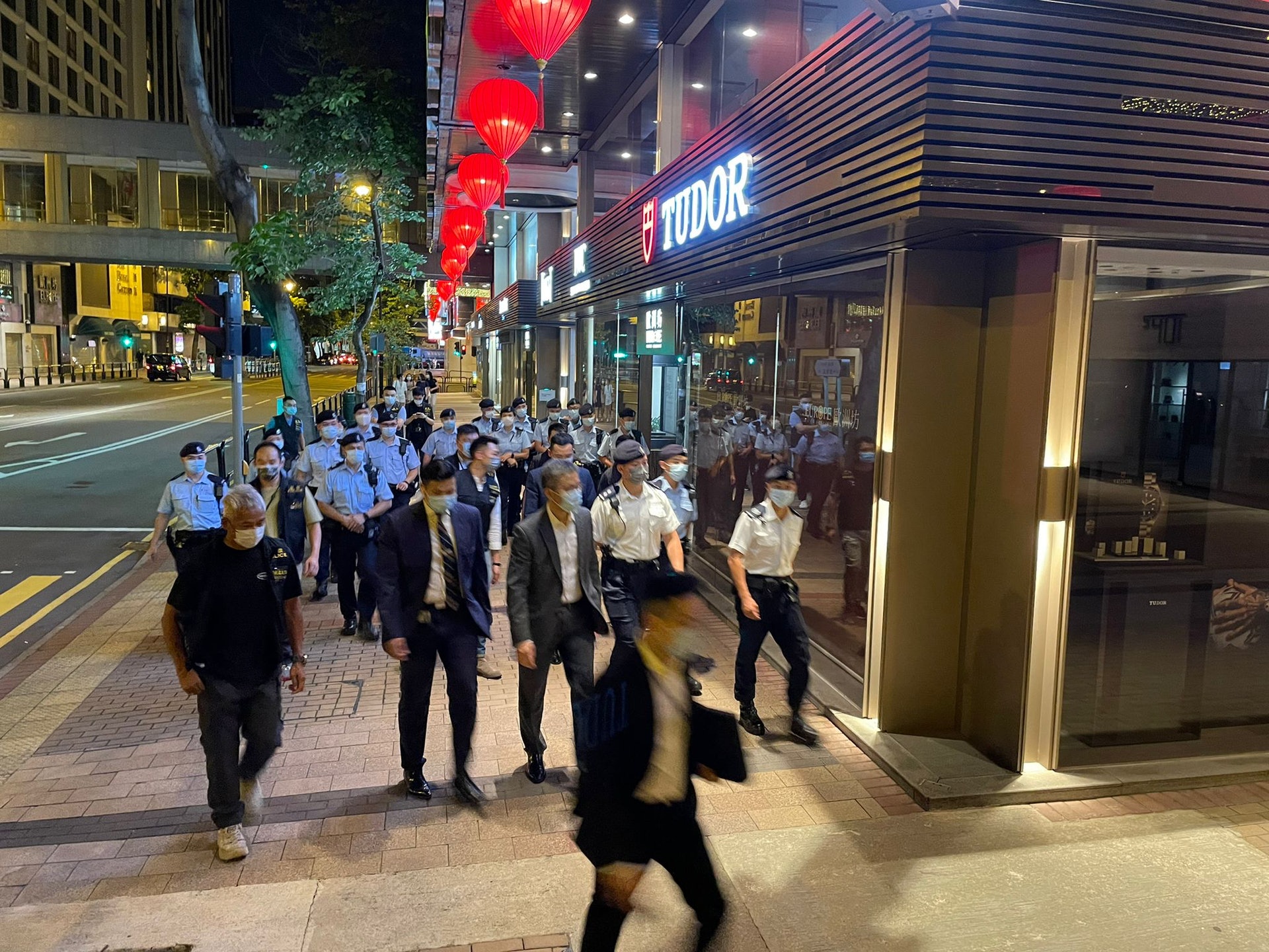 警务处处长萧泽颐现身尖沙咀一带督师。