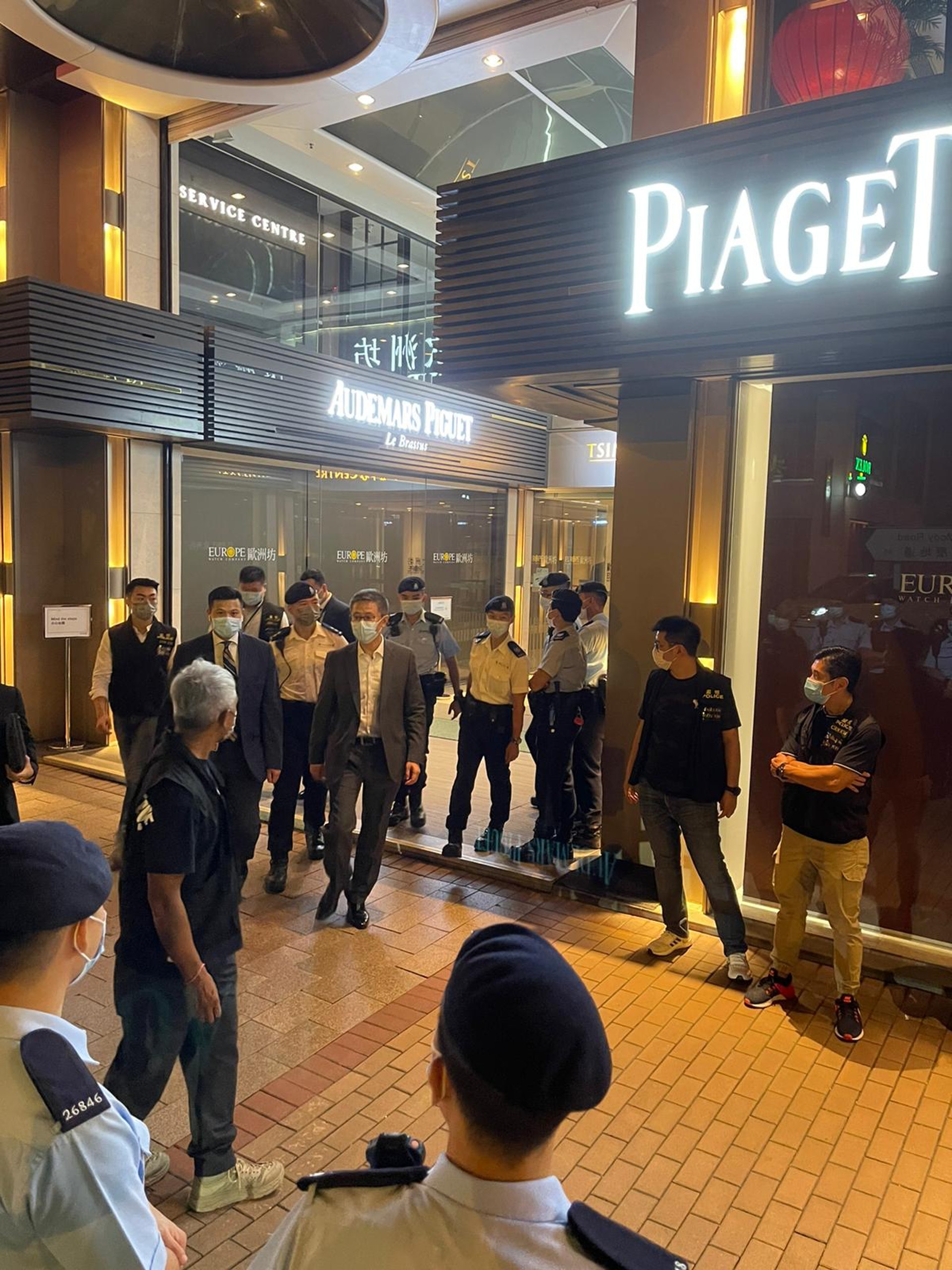 警务处处长萧泽颐现身尖沙咀一带督师。