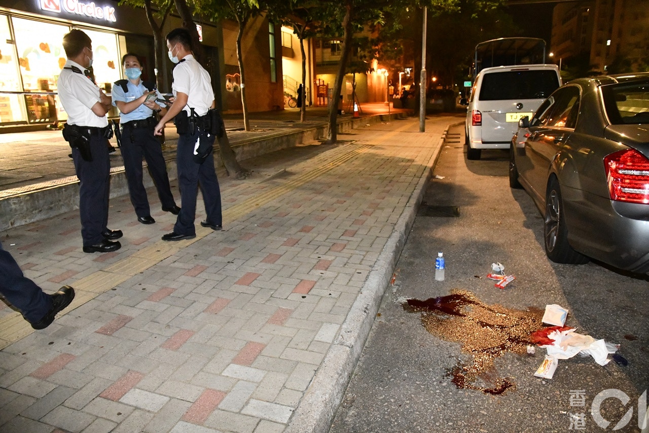 現場遺下大灘血漬，警員封鎖現場調查。