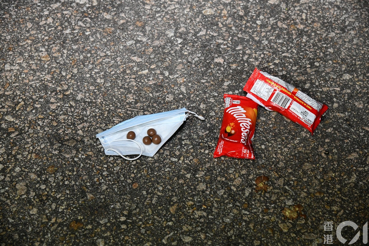 現場遺下零食。