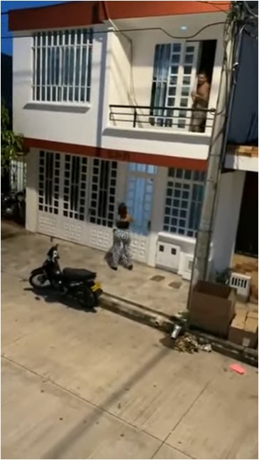 影片中一名身穿黑衣、條紋斑馬褲的糟糠之妻憤怒的在門外叫罵，並試圖扭轉門把、想要破門而入抓姦。（Youtube@koreanfreedom）