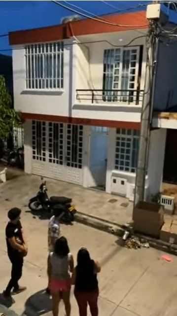 小三躲到紙箱內，避開正宮追緝，但最後還是被發現，只好拔足狂奔。（Youtube@koreanfreedom）