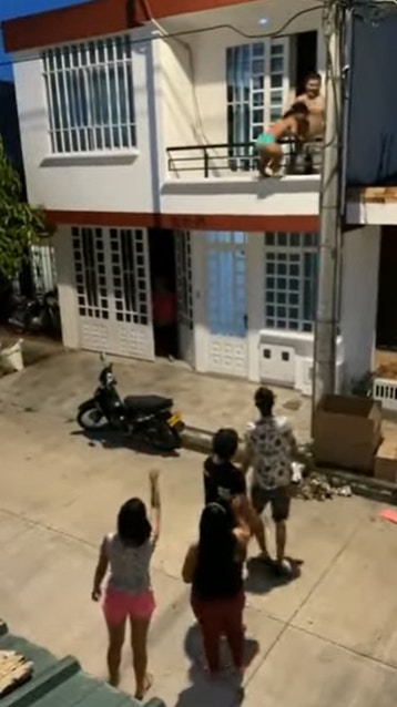 影片唯一的男主角氣急敗壞，馬上打開窗門。（Youtube@koreanfreedom）