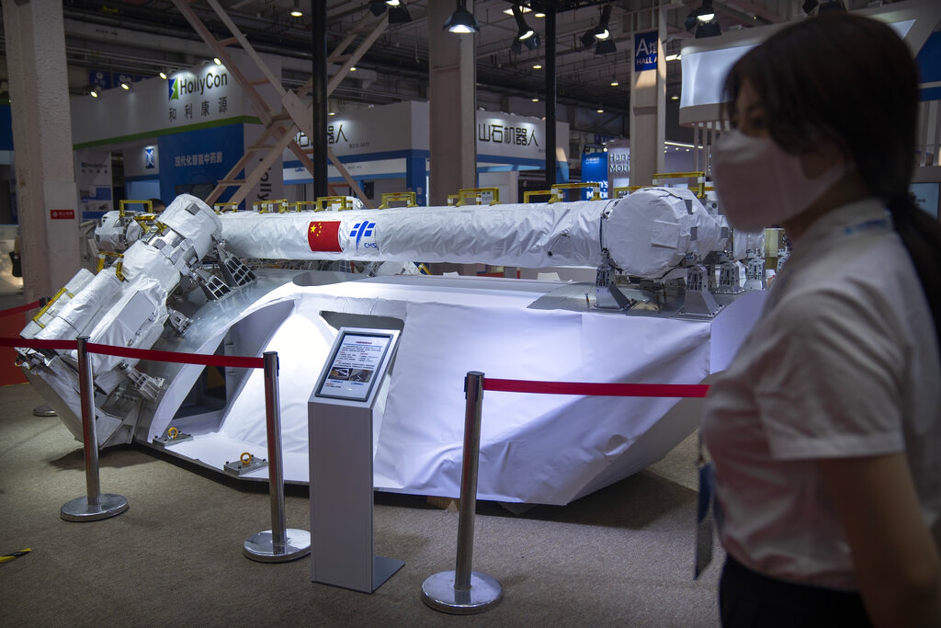 北京9月11日舉辦的世界機器人大會展現工業實力。（美聯社）