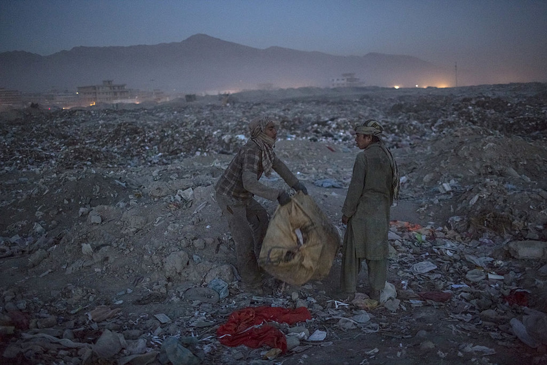 阿富汗巴格蘭省一些民眾以撿垃圾為生。（Getty）