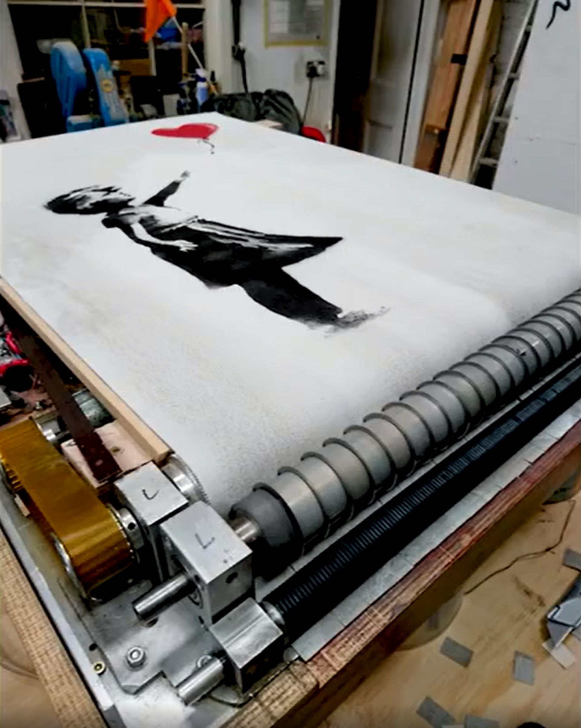 【相關圖輯】Banksy《女孩與氣球》自碎驚呆拍賣場 「爛畫」反升價3倍至6千萬(影片截圖:IG@Banksy) 【相關圖輯】Banksy《女孩與氣球》自碎驚呆拍賣場 「爛畫」反升價3倍至6千萬(影片截圖:IG@Banksy)