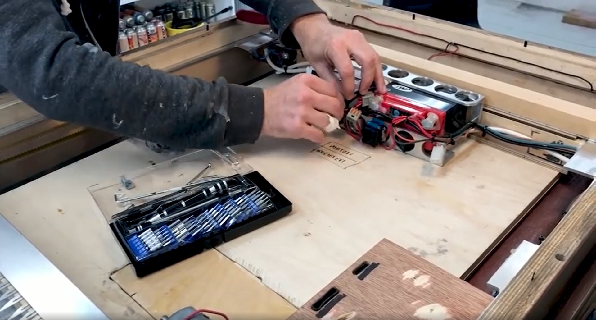 《女孩與氣球》乃Banksy代表作,於2017年擊敗J.W. Turner及John Stable等殿堂級大師,在英國獲選為「最喜愛藝術品」。(影片截圖:IG@Banksy) 《女孩與氣球》乃Banksy代表作,於2017年擊敗J.W. Turner及John Stable等殿堂級大師,在英國獲選為「最喜愛藝術品」。(影片截圖:IG@Banksy)