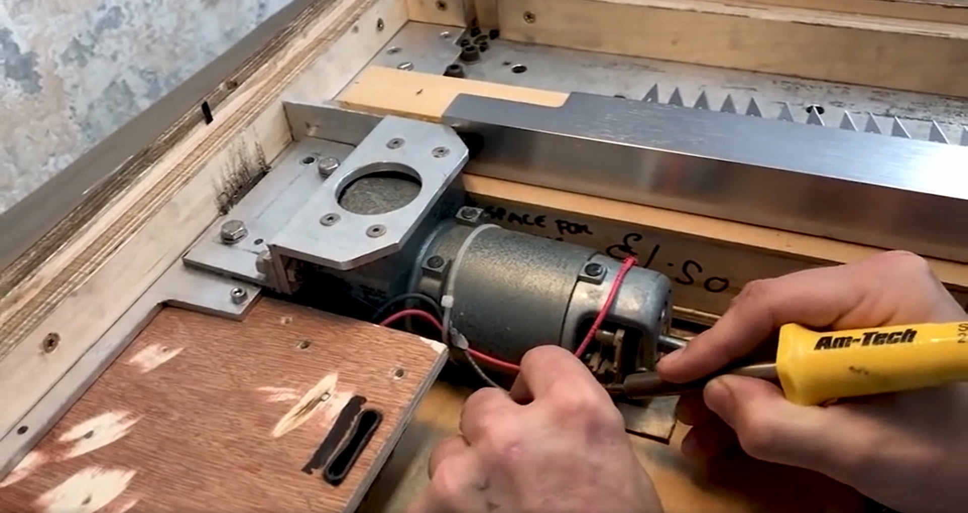 2018年10月5日,畫作在蘇富比當代藝術夜拍登場,£10萬起拍,競投熱烈非常,最終以£86萬落槌,連佣£104萬成交,當時追平了Banksy拍賣紀錄。惟就在拍賣官落槌的一瞬,《女孩與氣球》突然響起警報一樣的怪聲,畫框中的作品徐徐向下滑出來,下半部已成碎紙。現場人士大感驚訝,行方職員立時把之拿走。(影片截圖:IG@Banksy) 2018年10月5日,畫作在蘇富比當代藝術夜拍登場,£10萬起拍,競投熱烈非常,最終以£86萬落槌,連佣£104萬成交,當時追平了Banksy拍賣紀錄。惟就在拍賣官落槌的一瞬,《女孩與氣球》突然響起警報一樣的怪聲,畫框中的作品徐徐向下滑出來,下半部已成碎紙。現場人士大感驚訝,行方職員立時把之拿走。(影片截圖:IG@Banksy)