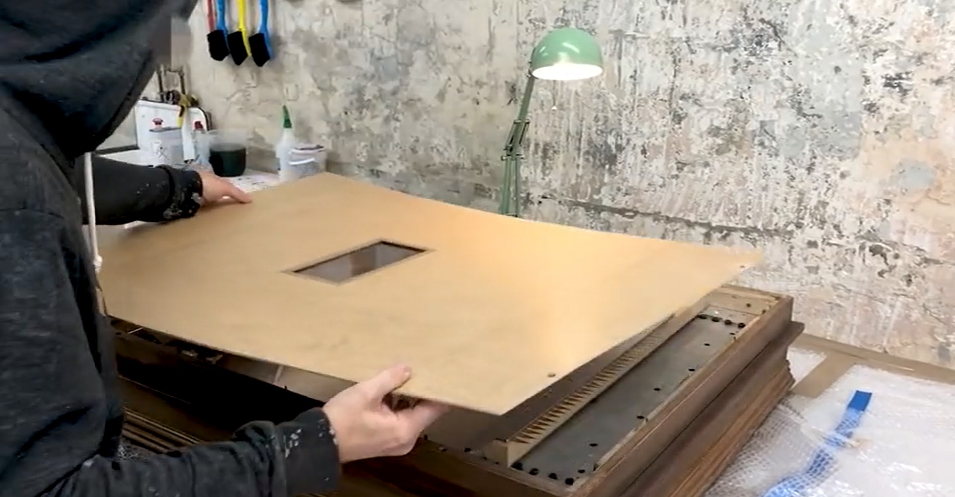 事後,蘇富比表示意外,稱事件為Banksy惡作劇。Banksy本人在Instagram發放畫作「自毀」一刻的照片,說明為「Going, going, gone...」,承認自己策劃這次「遙控自毀」行動。(影片截圖:IG@Banksy) 事後,蘇富比表示意外,稱事件為Banksy惡作劇。Banksy本人在Instagram發放畫作「自毀」一刻的照片,說明為「Going, going, gone...」,承認自己策劃這次「遙控自毀」行動。(影片截圖:IG@Banksy)