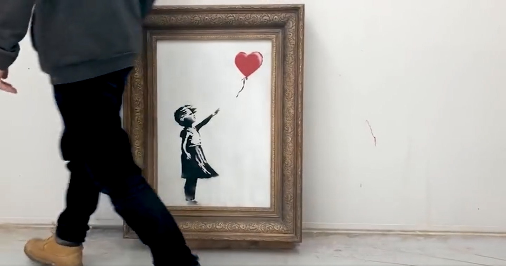 Banksy製作機關過程及在拍賣場自碎一刻。（影片截圖：IG@Banksy）