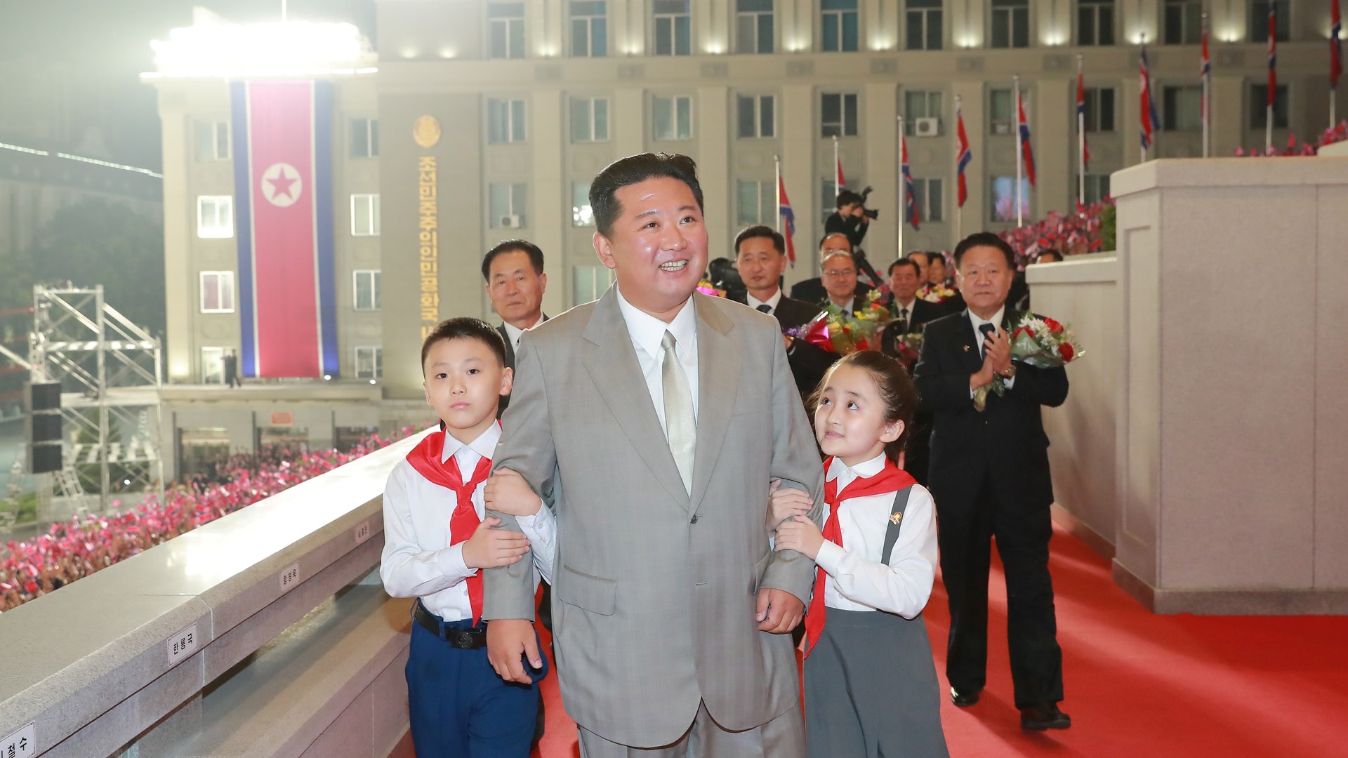 图为朝中社发布日期为9月9日的照片，朝鲜领袖金正恩（中）出席建国73周年阅兵仪式。 （Reuters）