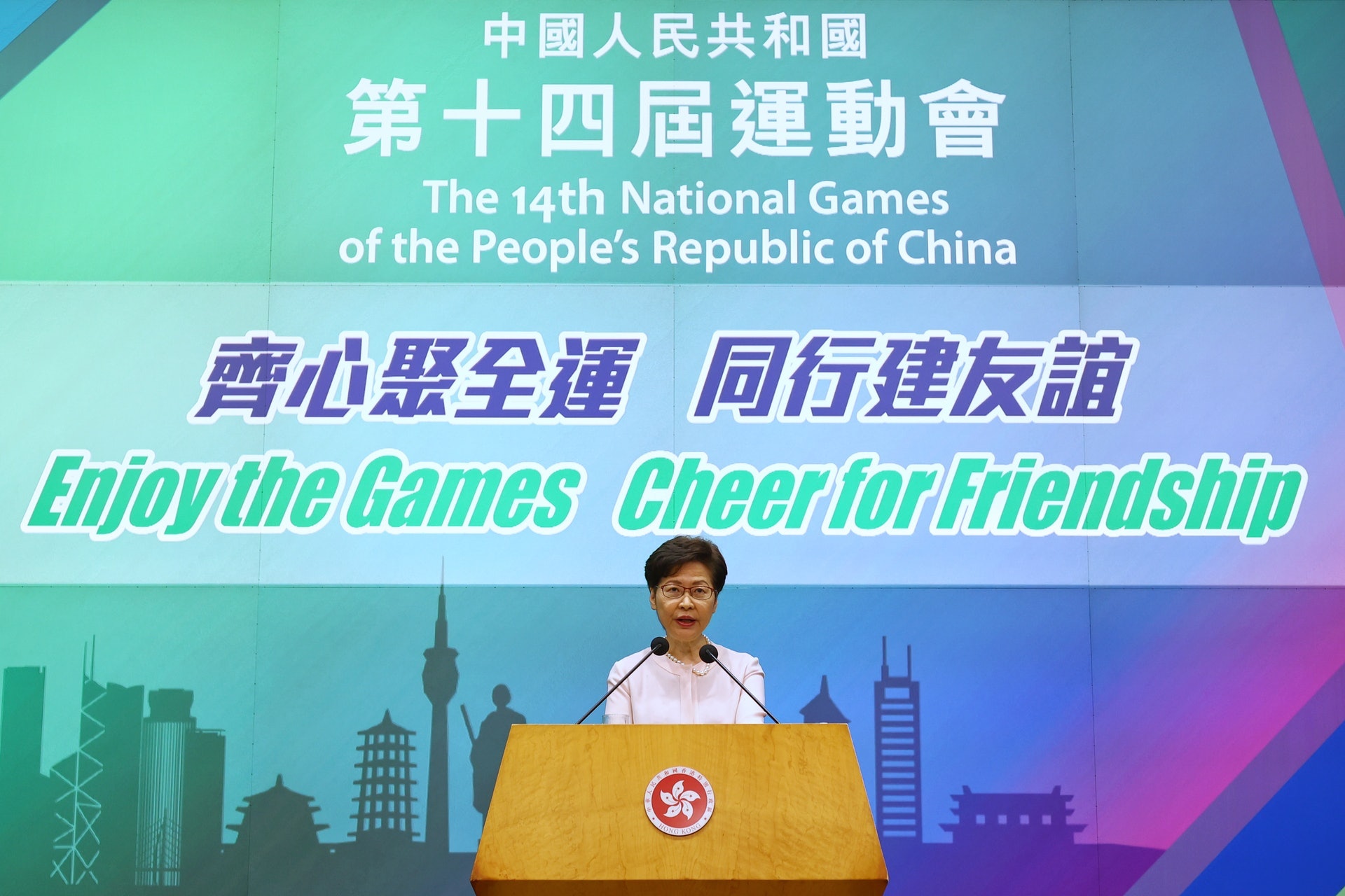 林鄭月娥在政總舉行記者會時,大螢幕竟將中華人民共和國,寫成「中國人民共和國」。(張浩維攝) 林鄭月娥在政總舉行記者會時,大螢幕竟將中華人民共和國,寫成「中國人民共和國」。(張浩維攝)