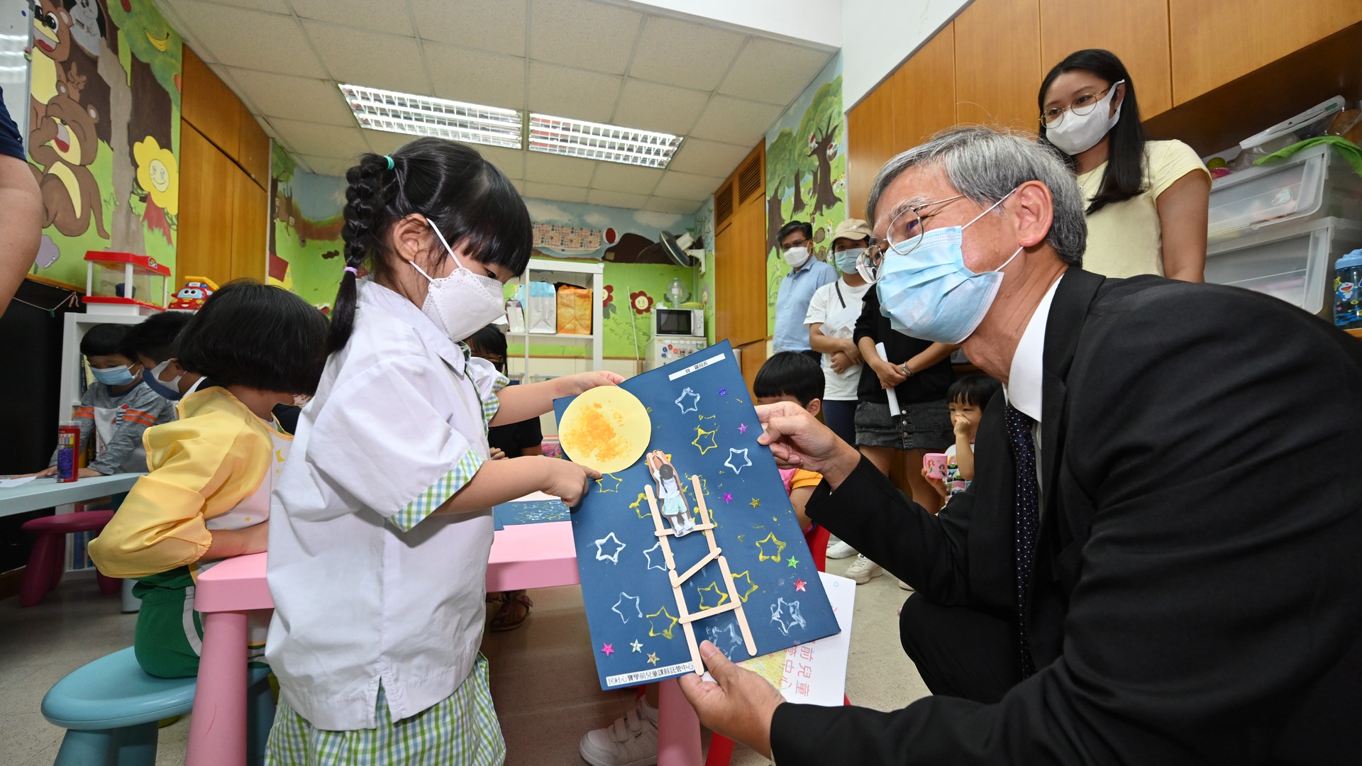 4間幼兒中心完成重整轉型託管 羅致光視察:政府致力愛護兒童 4間幼兒中心完成重整轉型託管 羅致光視察:政府致力愛護兒童