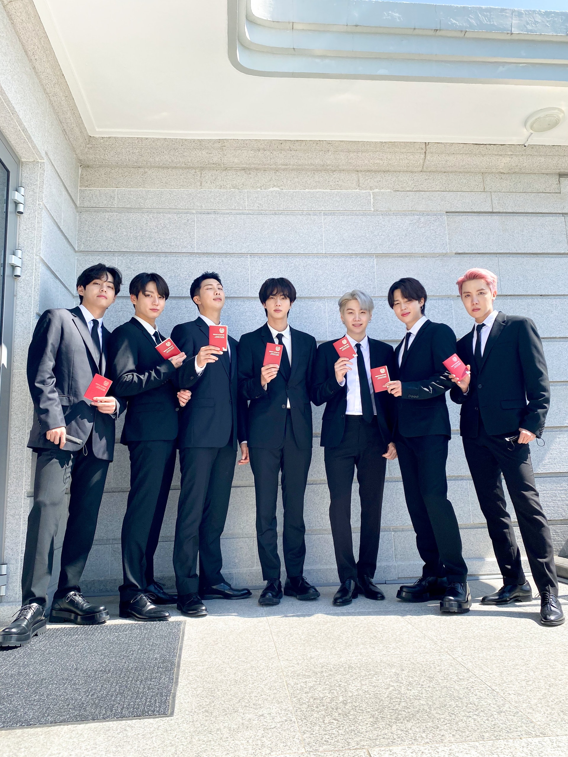 BTS防彈少年團獲授予外交官專屬的紅色護照。(Twitter/@bts_bighit) BTS防彈少年團獲授予外交官專屬的紅色護照。(Twitter/@bts_bighit)