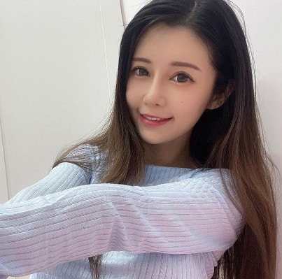 安希穿著水藍色毛衣優雅笑對鏡頭，網友紛紛讚「美死了」（IG@vickybaby61）