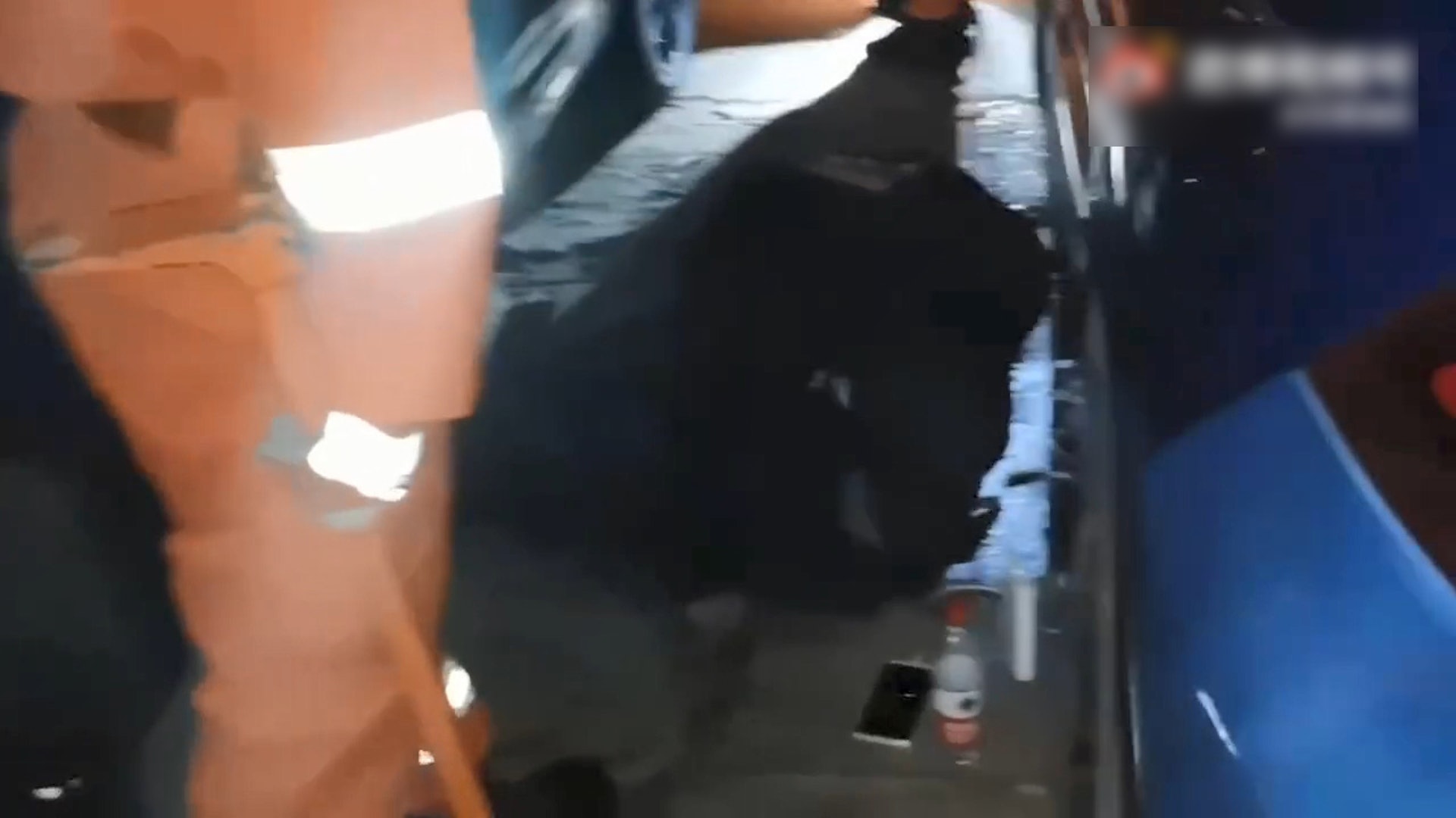 內地男凌晨回家時腳插坑渠拔不出,承認自己在低頭玩手機沒留意到。(微博影片截圖) 內地男凌晨回家時腳插坑渠拔不出,承認自己在低頭玩手機沒留意到。(微博影片截圖)