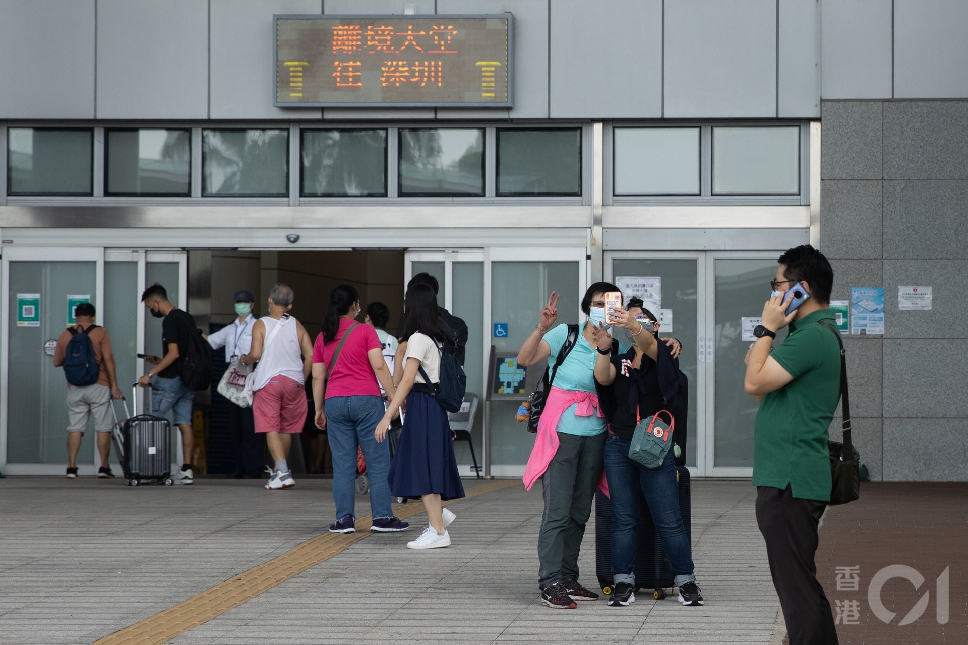 「來港易」由9月15日起實施,居於粵澳的非本地居民符合條件,可經深圳灣口岸或港珠澳大橋口岸入境,毋須檢疫,首日有300多人經此途徑來港。(梁鵬威攝) 「來港易」由9月15日起實施,居於粵澳的非本地居民符合條件,可經深圳灣口岸或港珠澳大橋口岸入境,毋須檢疫,首日有300多人經此途徑來港。(梁鵬威攝)