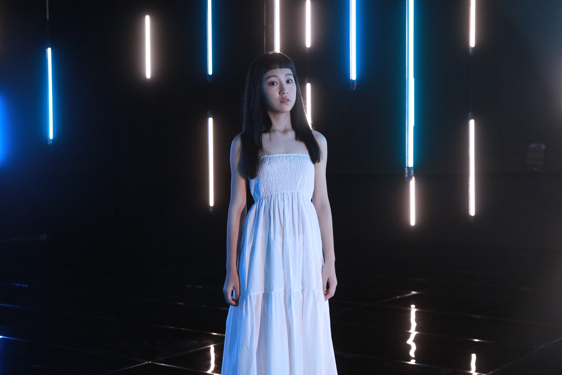 炎明熹日前為首支個人單曲《真話的清高》拍MV。 炎明熹日前為首支個人單曲《真話的清高》拍MV。