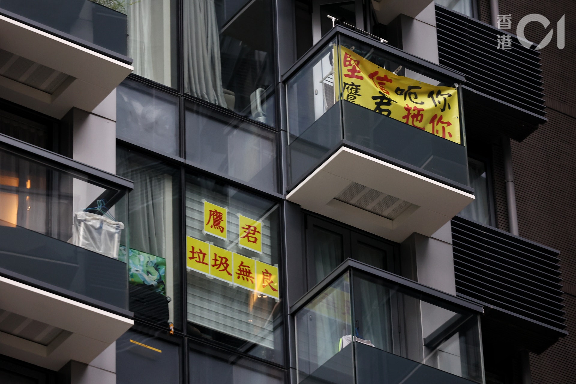 「ONTOLO朗濤」今年9月多戶玻璃出現「鷹君樓諗清楚 泳池無牌 質素差」、「堅信呃你 鷹君拖你」、「九流管理」等大字報。(資料圖片 / 張浩維攝) 「ONTOLO朗濤」今年9月多戶玻璃出現「鷹君樓諗清楚 泳池無牌 質素差」、「堅信呃你 鷹君拖你」、「九流管理」等大字報。(資料圖片 / 張浩維攝)