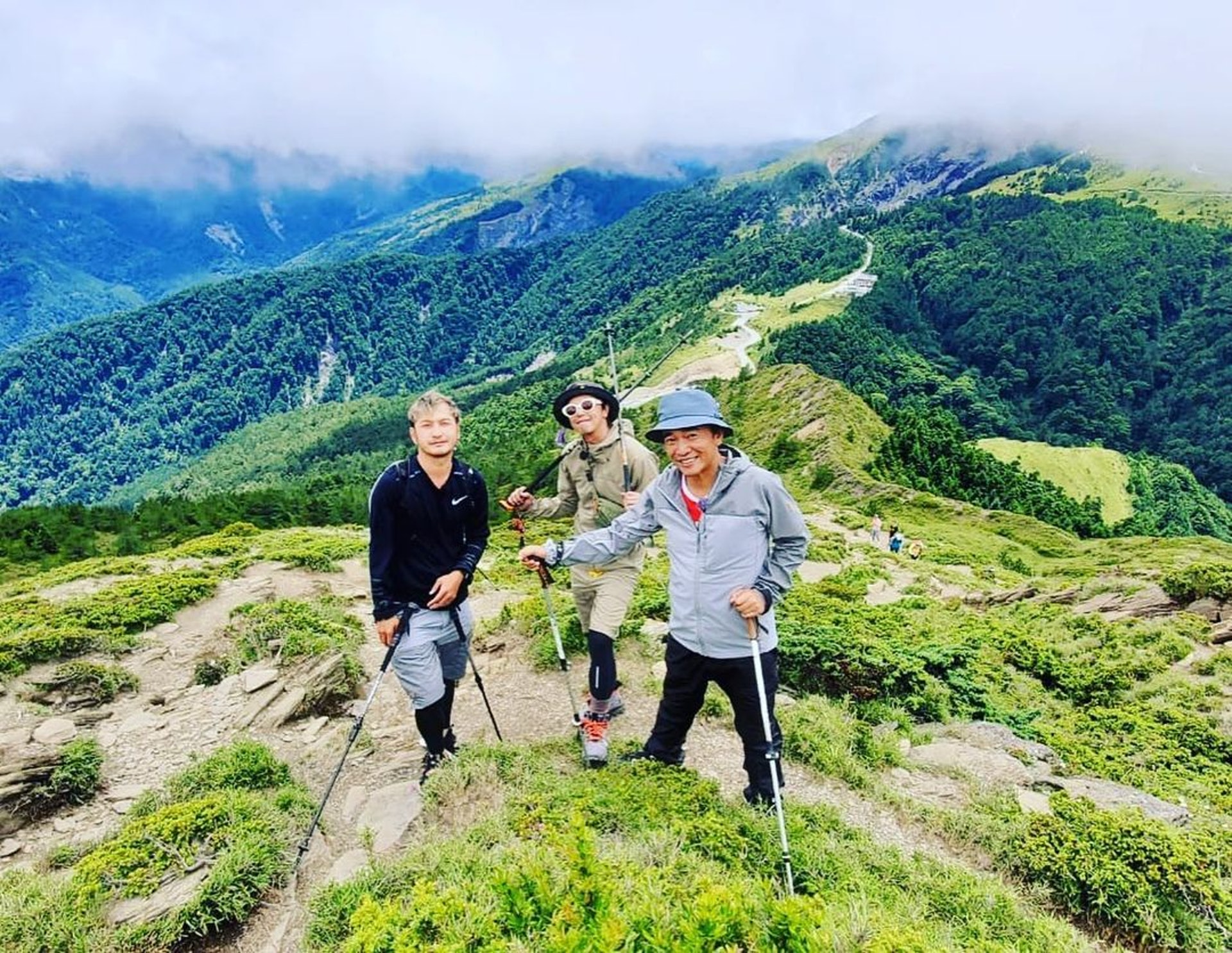 小鬼去年在節目《綜藝玩很大》中與拍檔KID（林柏昇）和吳宗憲一同登上合歡山北峰，成為他此生最難忘的回憶之一。（Instagram：@aes_alien）
