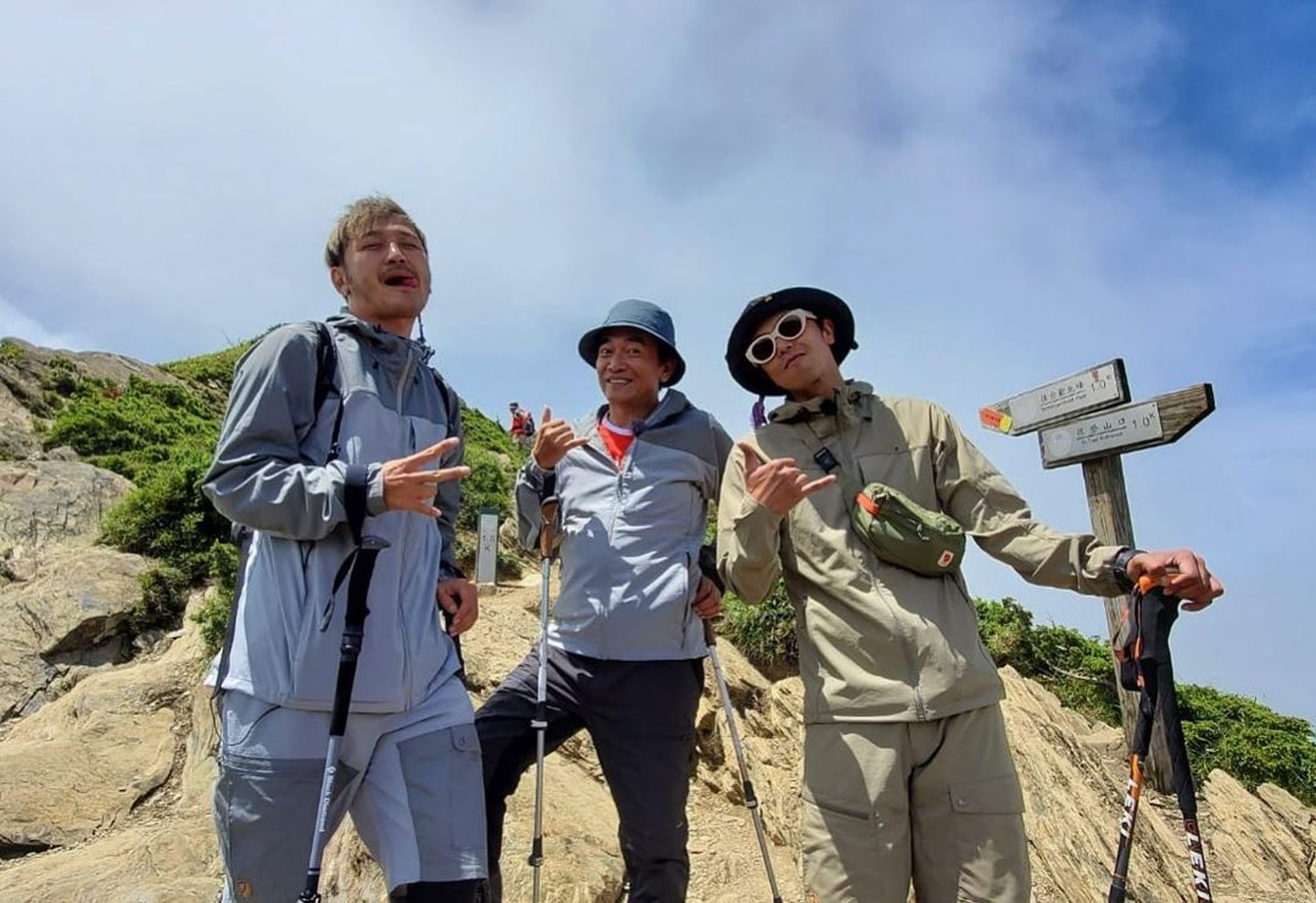 小鬼去年在節目《綜藝玩很大》中與拍檔KID（林柏昇）和吳宗憲一同登上合歡山北峰。（Instagram：@aes_alien）