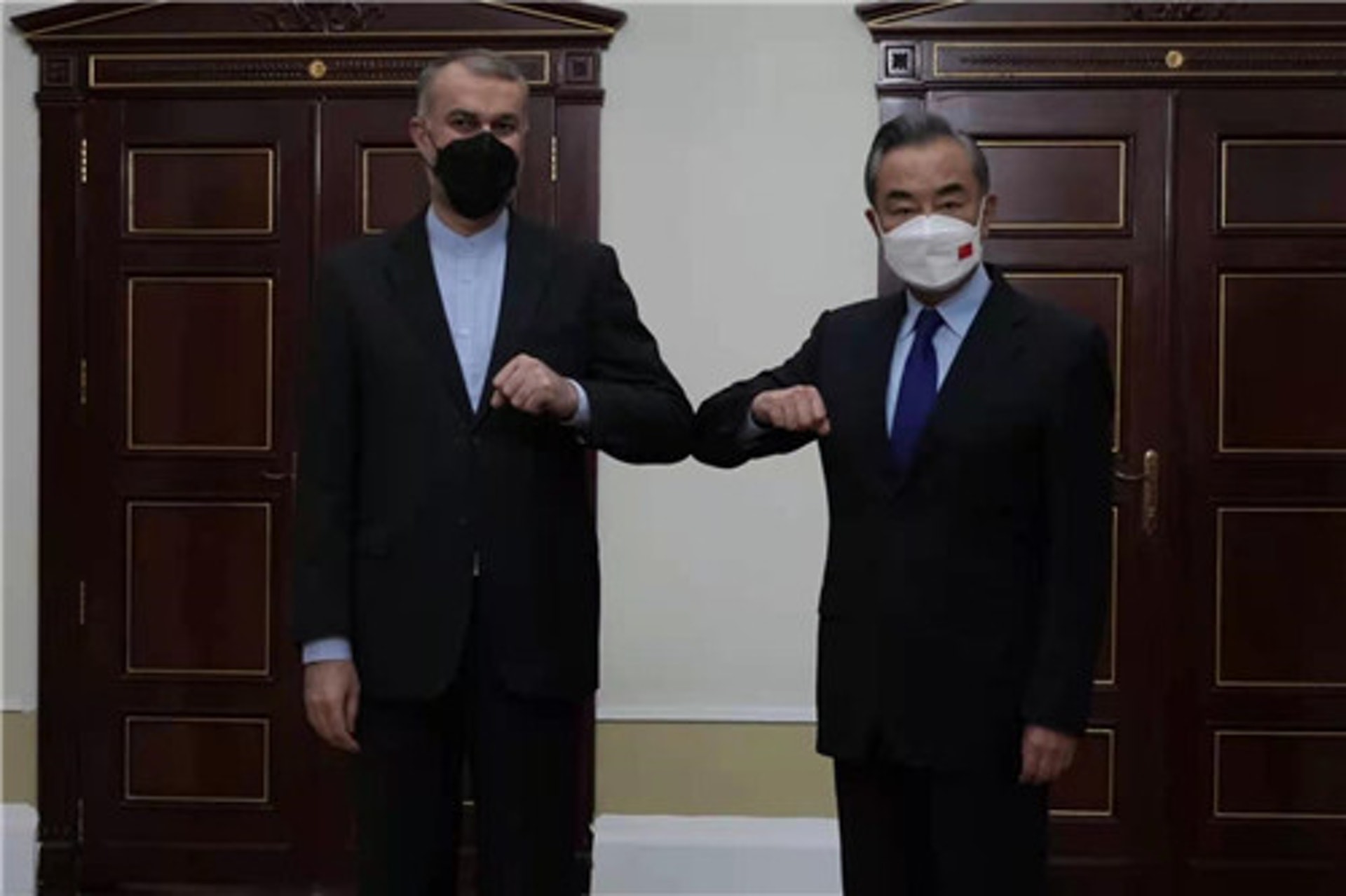 2021年9月16日，中国外长王毅（右）在塔吉克杜尚别会见伊朗外长阿卜杜拉希扬（左）（中国外交部）