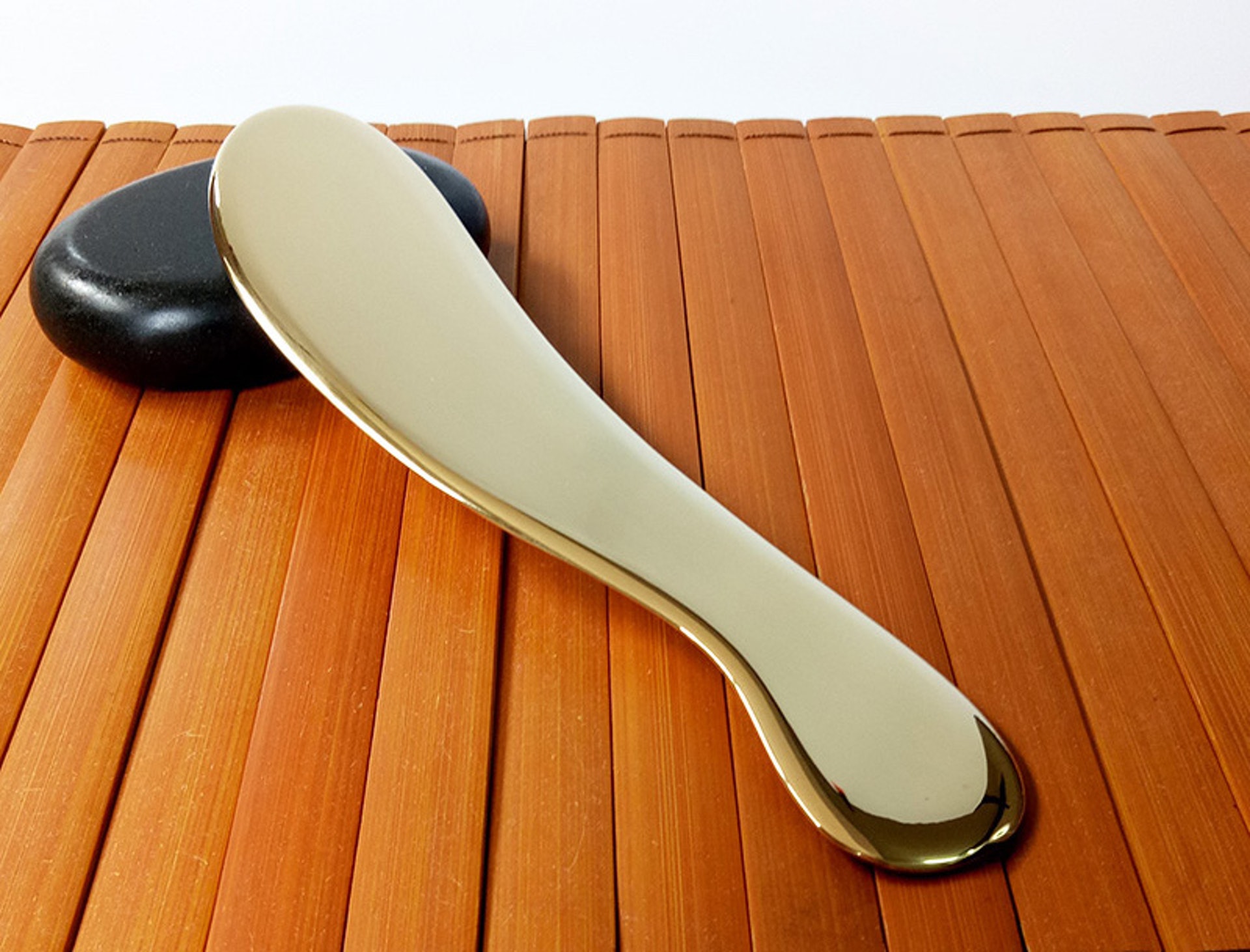 黃銅刮痧板的穿透力強，使用適當力度便能達至深度出痧，同時保護肌肉和皮膚。（圖片：liciwang）