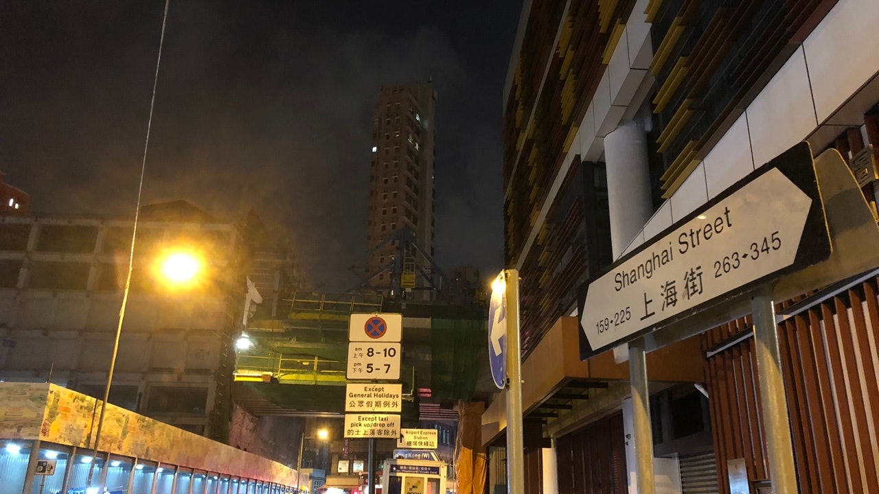 油麻地身懷鐵筆、錘仔及切肉刀襲擊警車 28歲男斷正 油麻地身懷鐵筆、錘仔及切肉刀襲擊警車 28歲男斷正