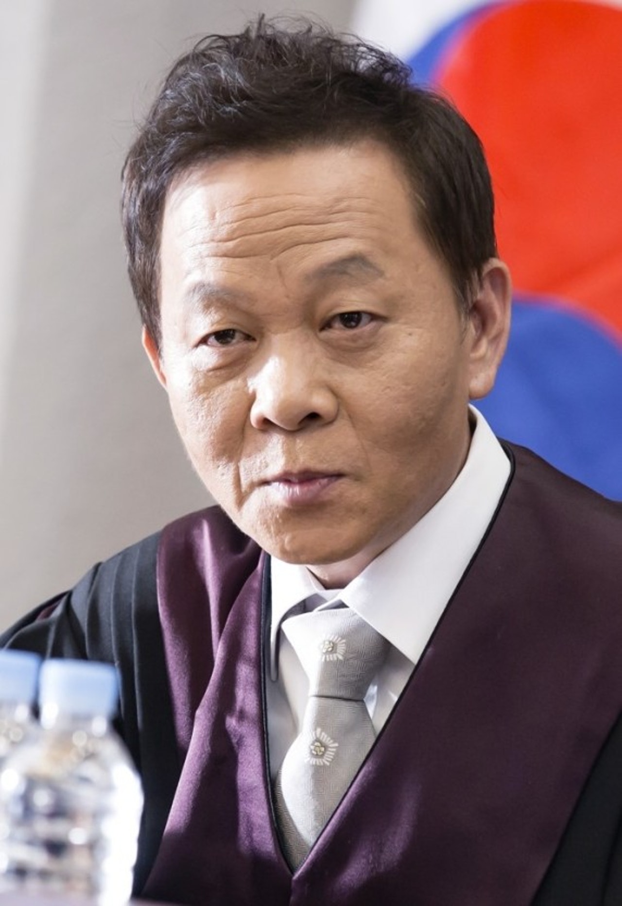 禹賢原來出生自富有人家,有指他自小吃昂貴的牛肉及鰻魚長大,直至讀大學才首先品嚐過相對廉價的豬肉。大學時禹賢銀包總是有300萬韓元(約1.9萬港元)現金,款待後輩朋友不手軟。(劇照) 禹賢原來出生自富有人家,有指他自小吃昂貴的牛肉及鰻魚長大,直至讀大學才首先品嚐過相對廉價的豬肉。大學時禹賢銀包總是有300萬韓元(約1.9萬港元)現金,款待後輩朋友不手軟。(劇照)