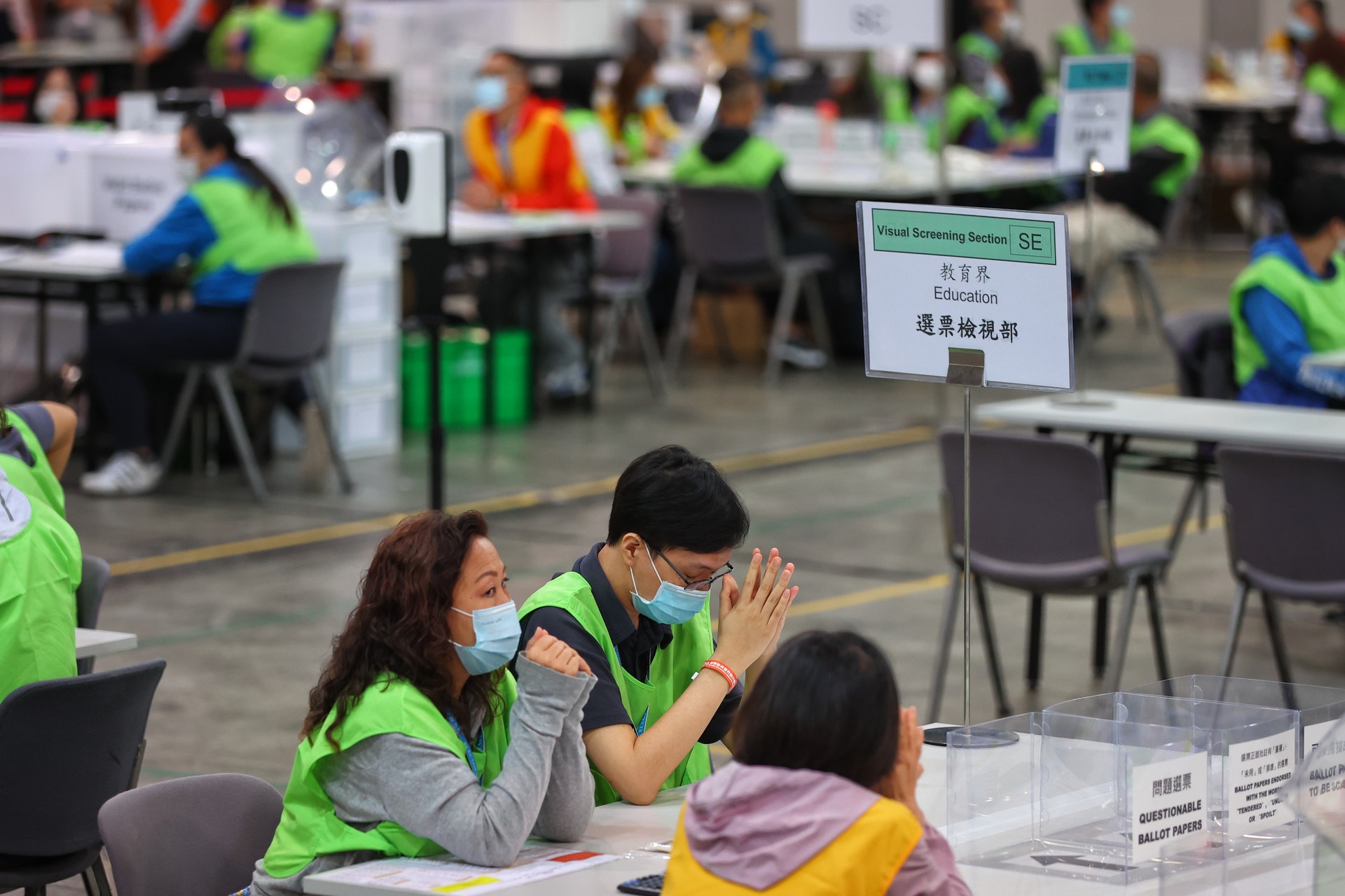 點票工作遲遲未開始,有工作人員閉目養神。(羅君豪攝) 點票工作遲遲未開始,有工作人員閉目養神。(羅君豪攝)