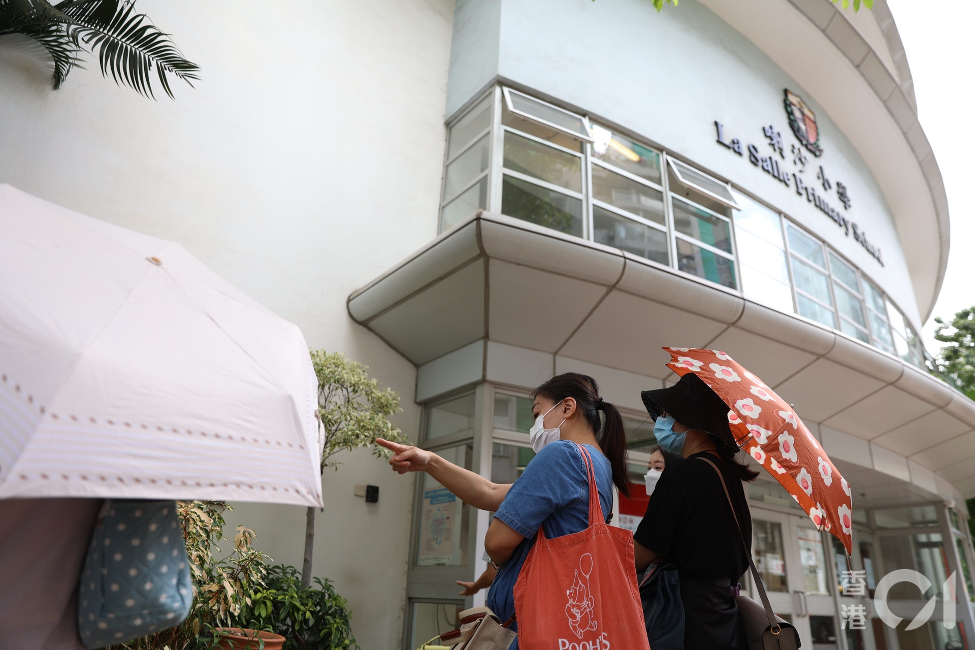 喇沙小學今早9時才開始收表,此前已有約20名家長於校門外排隊等候。 (鄭子峰攝) 喇沙小學今早9時才開始收表,此前已有約20名家長於校門外排隊等候。 (鄭子峰攝)
