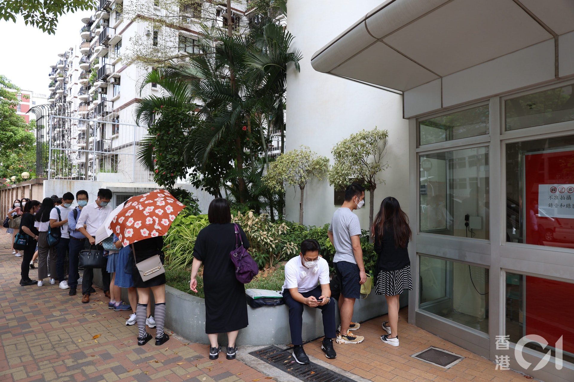 喇沙小學今早9時才開始收表,此前已有約20名家長於校門外排隊等候。 (鄭子峰攝) 喇沙小學今早9時才開始收表,此前已有約20名家長於校門外排隊等候。 (鄭子峰攝)