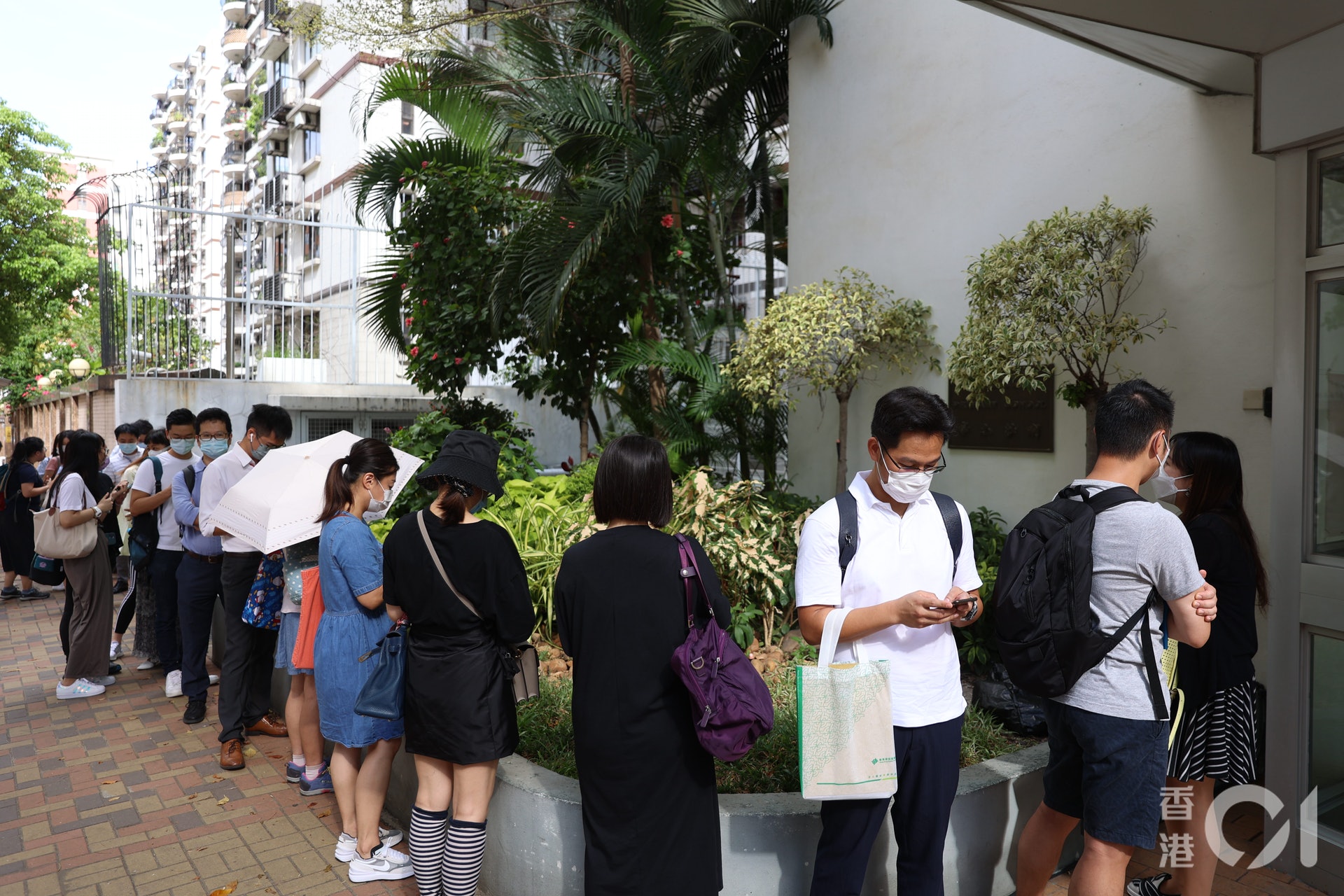 喇沙小學今早9時才開始收表,此前已有約20名家長於校門外排隊等候。 (鄭子峰攝) 喇沙小學今早9時才開始收表,此前已有約20名家長於校門外排隊等候。 (鄭子峰攝)