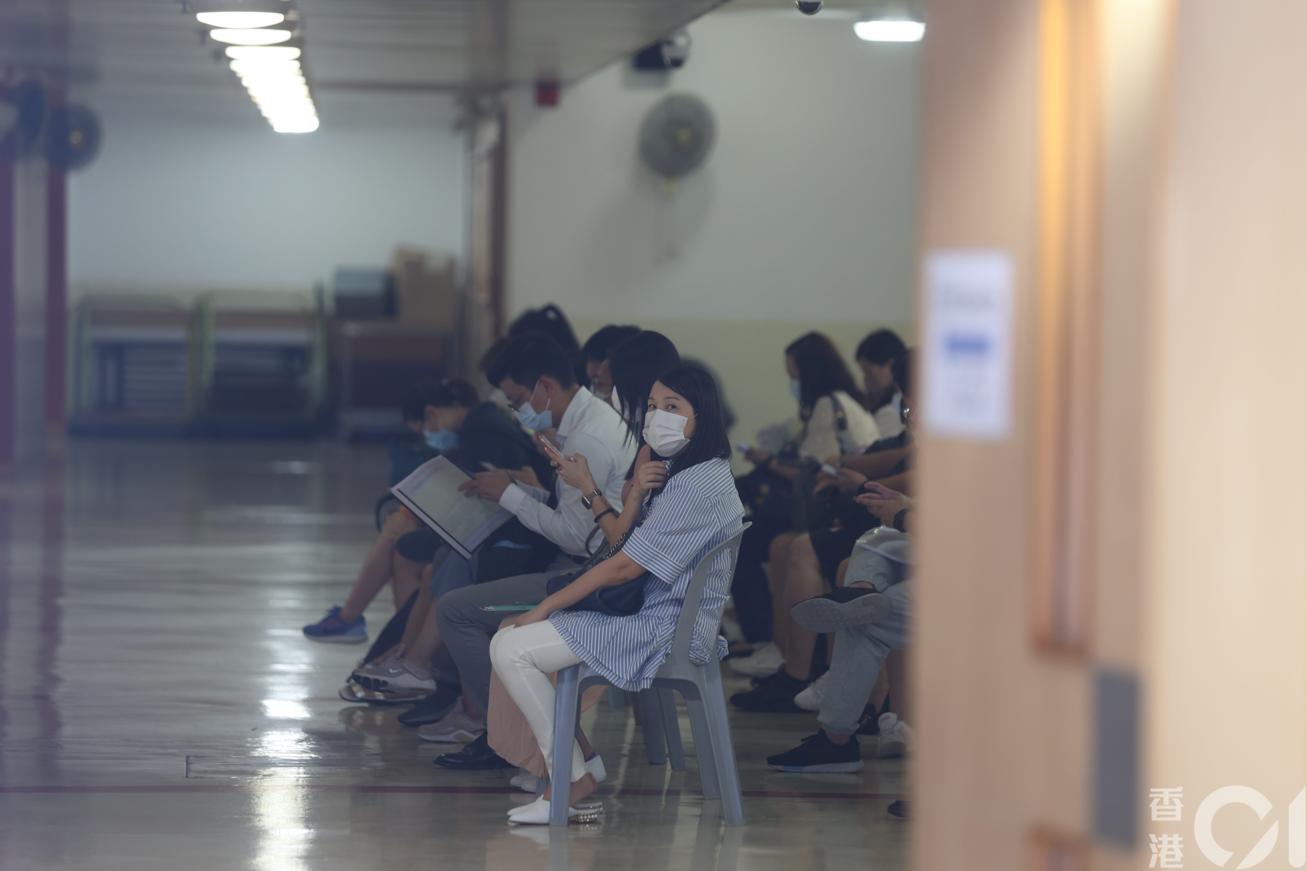 喇沙小學今早9時才開始收表，此前已有約20名家長於校門外排隊等候。 （鄭子峰攝）