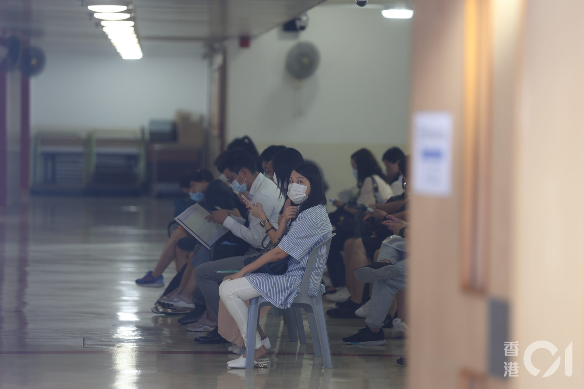 喇沙小學今早9時才開始收表,此前已有約20名家長於校門外排隊等候。 (鄭子峰攝) 喇沙小學今早9時才開始收表,此前已有約20名家長於校門外排隊等候。 (鄭子峰攝)