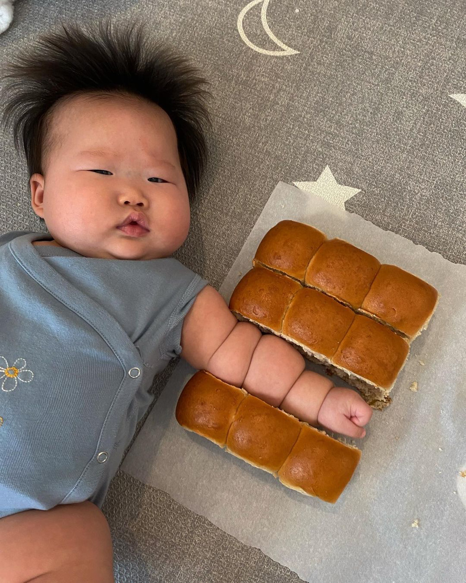 令人眼球震撼的餐包手臂,毫無違和感(Instagram @lalalilylim) 令人眼球震撼的餐包手臂,毫無違和感(Instagram @lalalilylim)