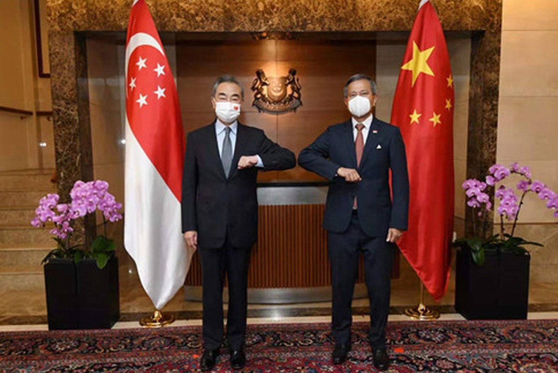 9月13日,中國外交部長王毅抵達新加坡,與新加坡外長維文(右)舉行會談。新加坡展示了支持中國加入CPTPP的意向。(中國外交部網站) 9月13日,中國外交部長王毅抵達新加坡,與新加坡外長維文(右)舉行會談。新加坡展示了支持中國加入CPTPP的意向。(中國外交部網站)