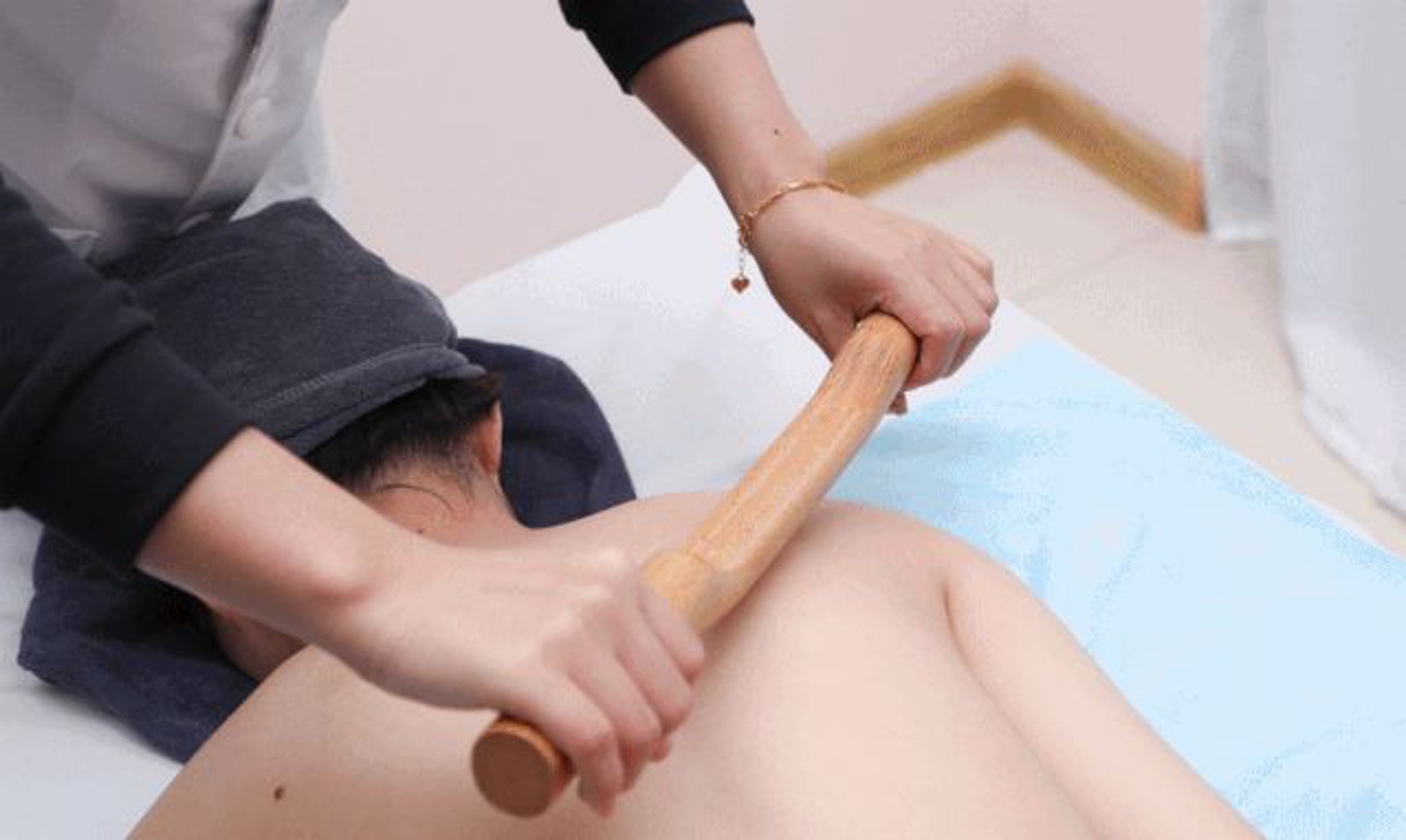 擀筋棒可用於刮肩頸,能紓緩肩頸疲勞及酸痛,亦可促進淋巴液流動,提升腦部供血,從而紓緩頭痛症狀。(圖片:163) 擀筋棒可用於刮肩頸,能紓緩肩頸疲勞及酸痛,亦可促進淋巴液流動,提升腦部供血,從而紓緩頭痛症狀。(圖片:163)