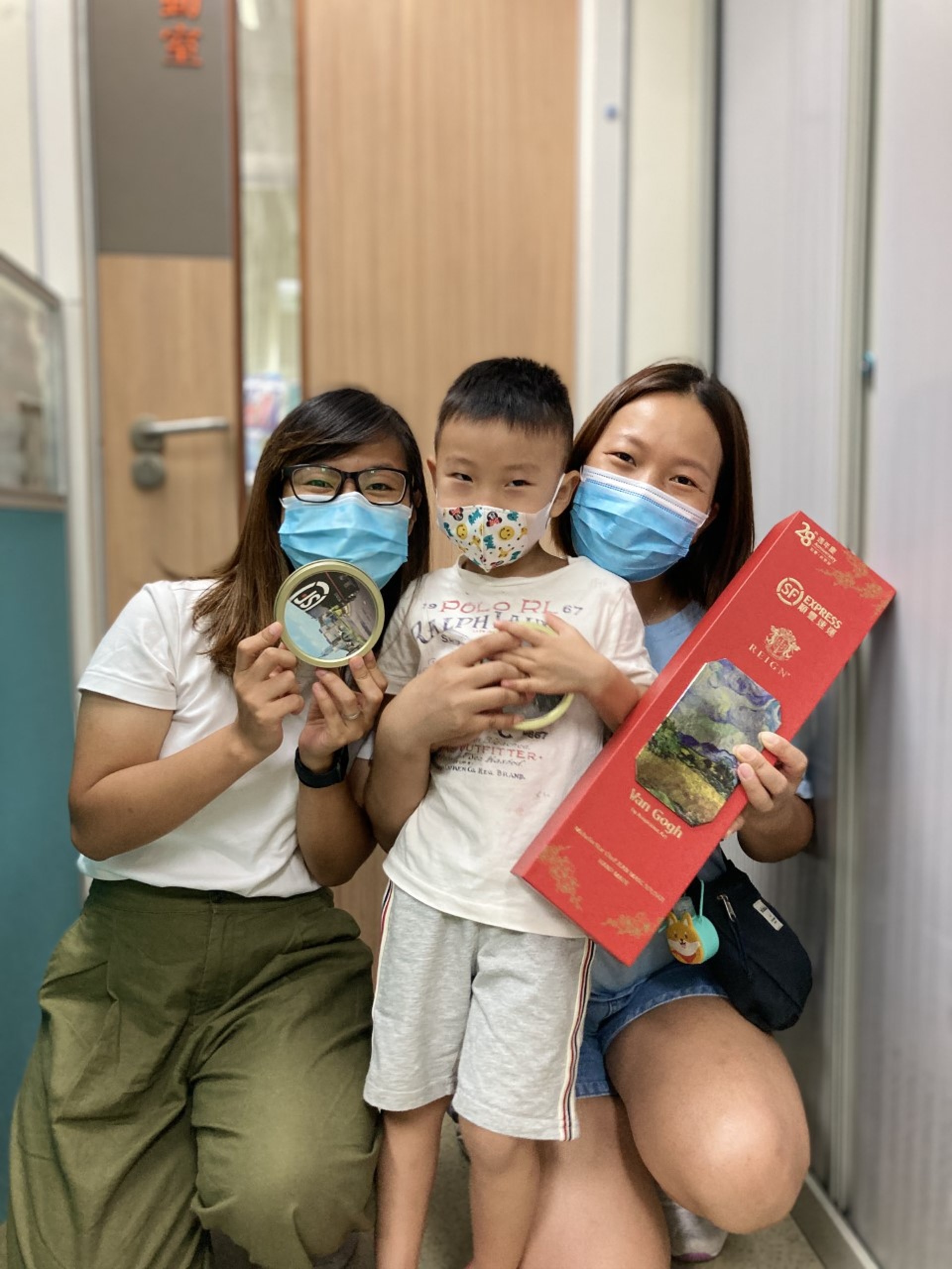 「順豐香港」趁今年中秋佳節,向六大慈善機構,包括香港麥當勞叔叔之家慈善基金、願望成真基金、協康會、東華三院、基督教家庭服務中心及香港明愛送贈限量中秋禮盒。(「順豐香港」提供圖片) 「順豐香港」趁今年中秋佳節,向六大慈善機構,包括香港麥當勞叔叔之家慈善基金、願望成真基金、協康會、東華三院、基督教家庭服務中心及香港明愛送贈限量中秋禮盒。(「順豐香港」提供圖片)